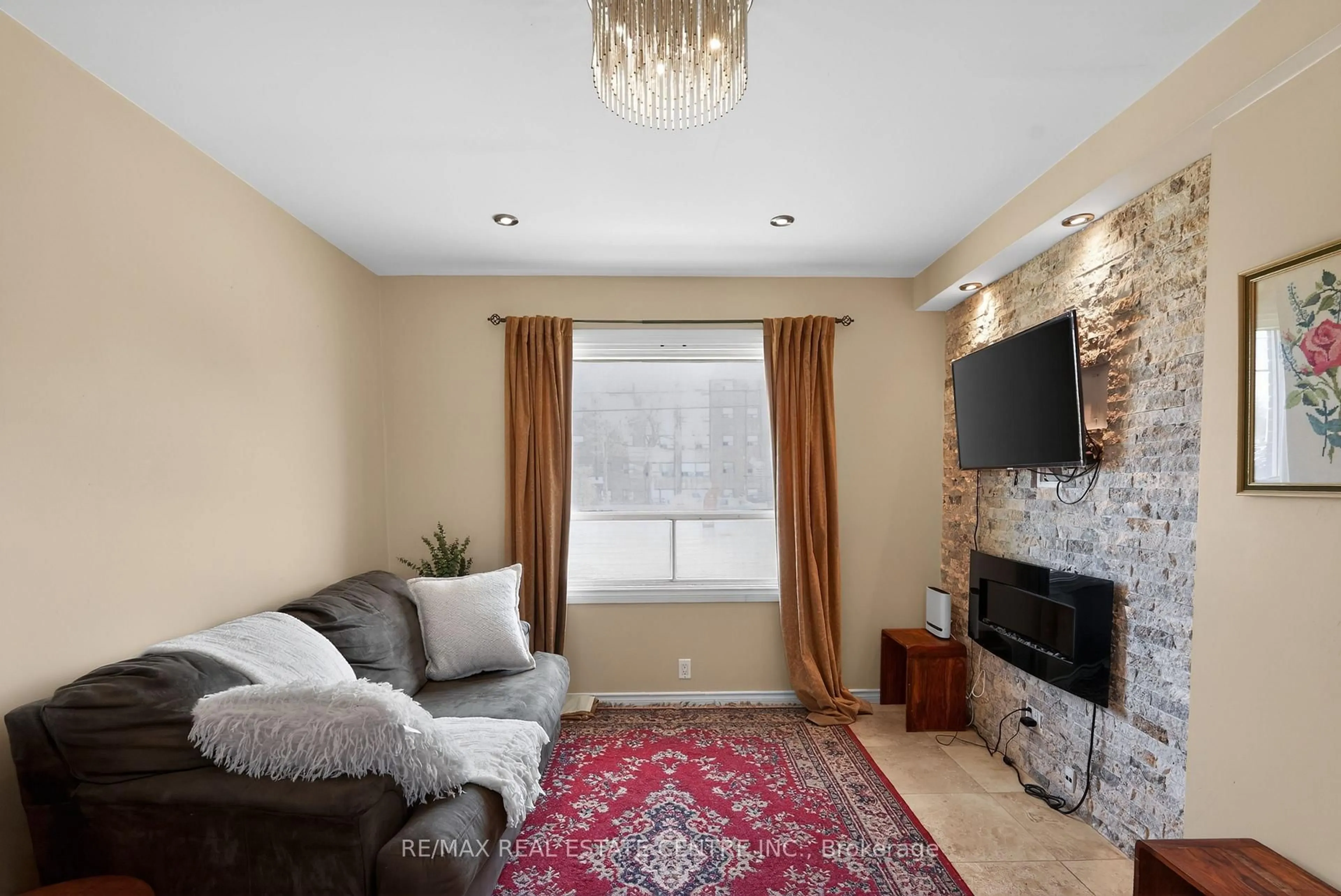 Living room with furniture, unknown for 465 Ottawa St, Hamilton Ontario L8H 4A4