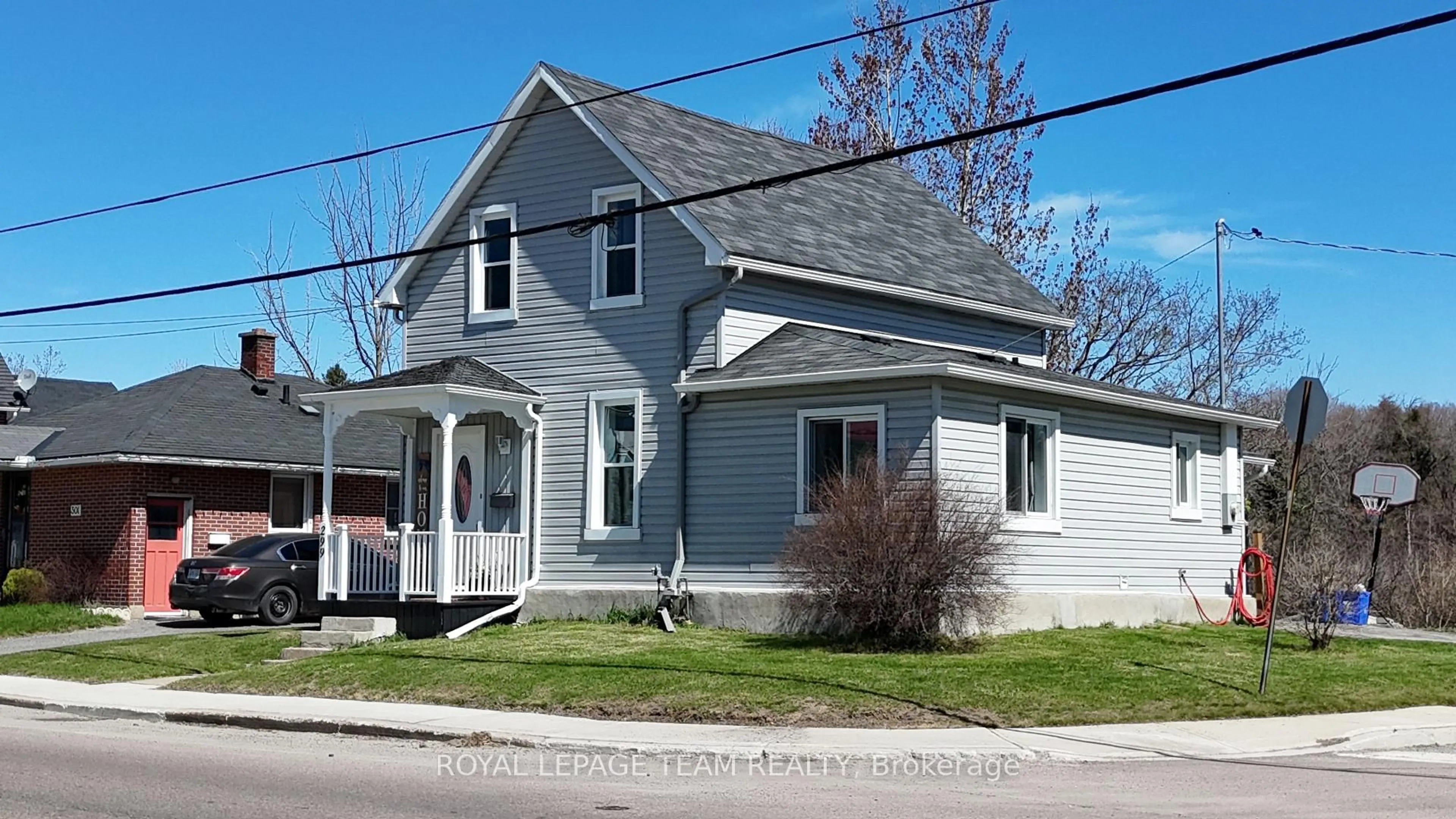 Home with vinyl exterior material, street for 299 Elgin St, Arnprior Ontario K7S 1P8