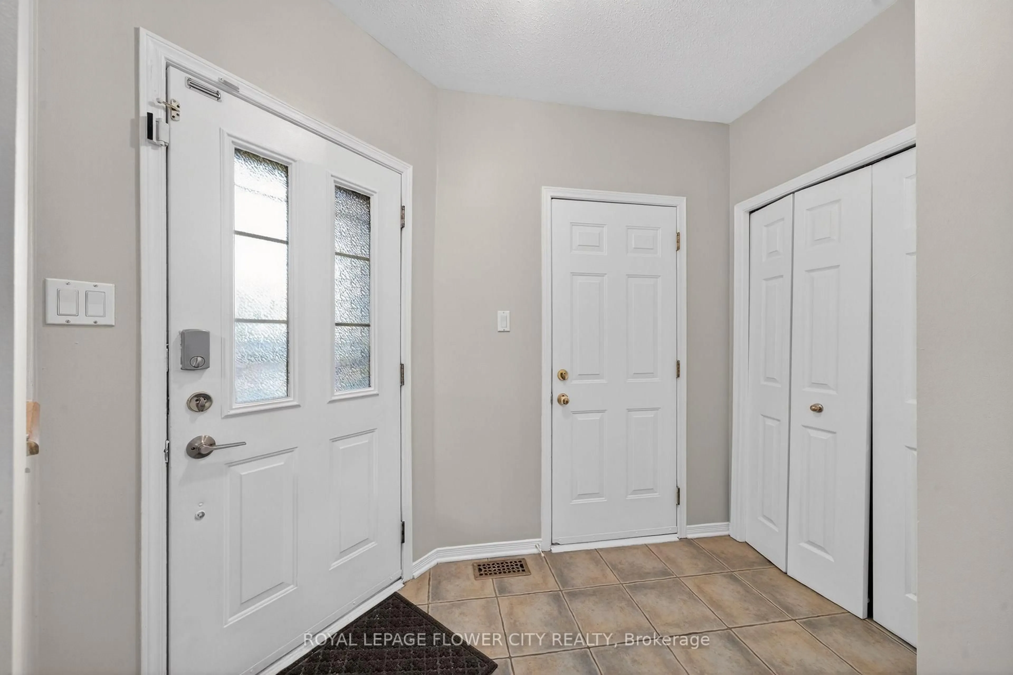 Indoor entryway for 47 Inverkip Ave, Ottawa Ontario K1T 4B8