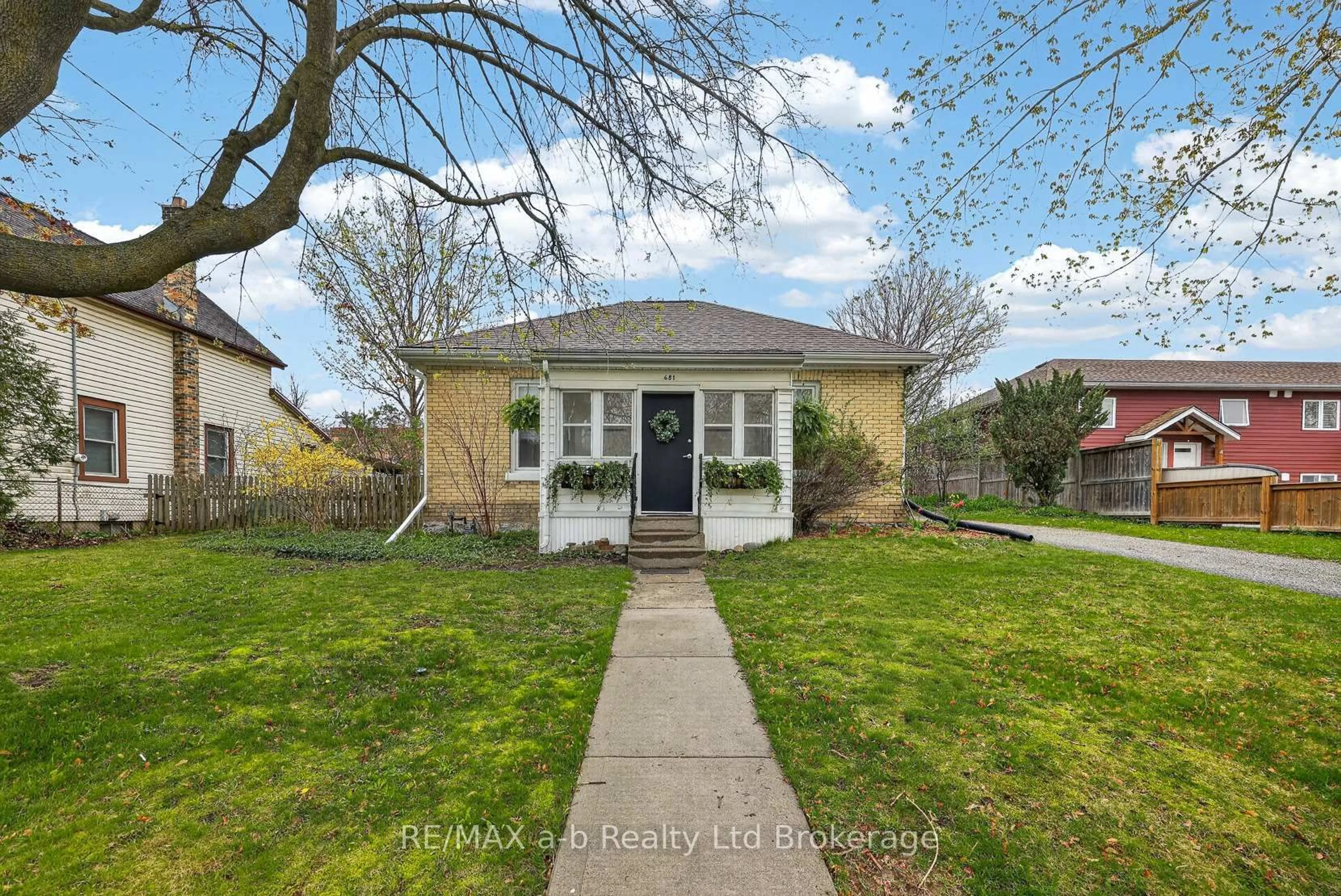 Unknown for 681 George St, Woodstock Ontario N4S 4K2