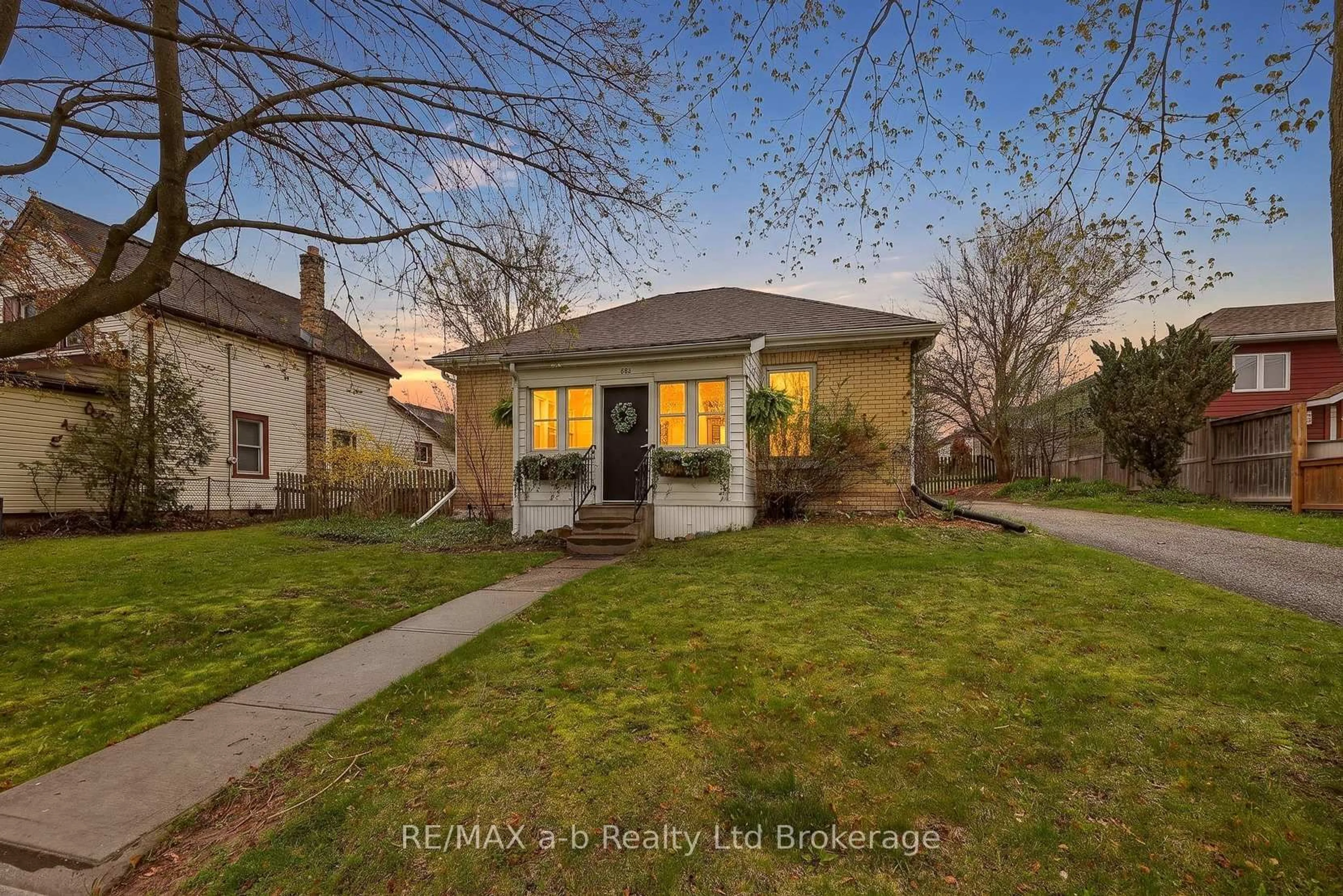 A pic from outside/outdoor area/front of a property/back of a property/a pic from drone, street for 681 George St, Woodstock Ontario N4S 4K2