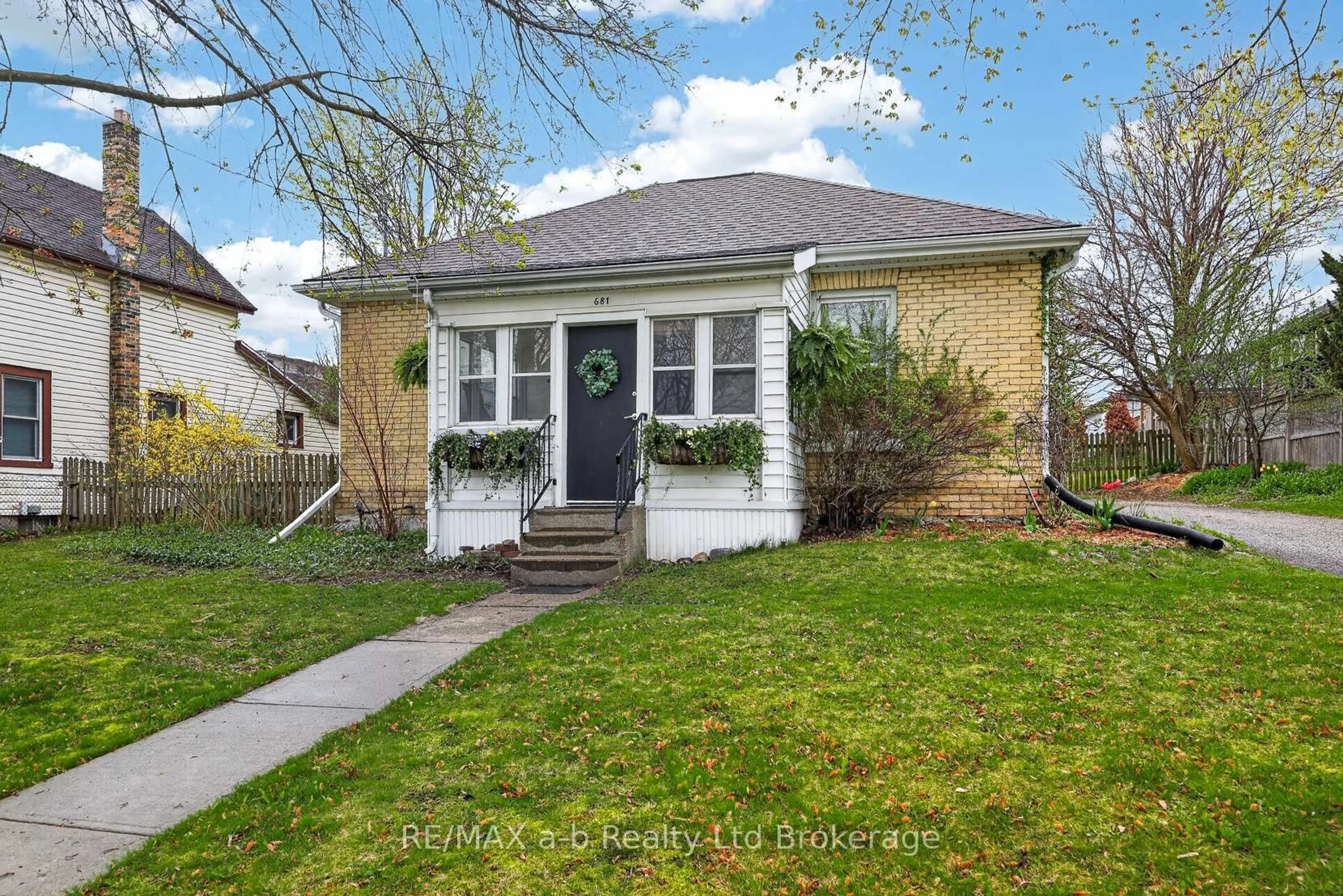 Home with vinyl exterior material, street for 681 George St, Woodstock Ontario N4S 4K2