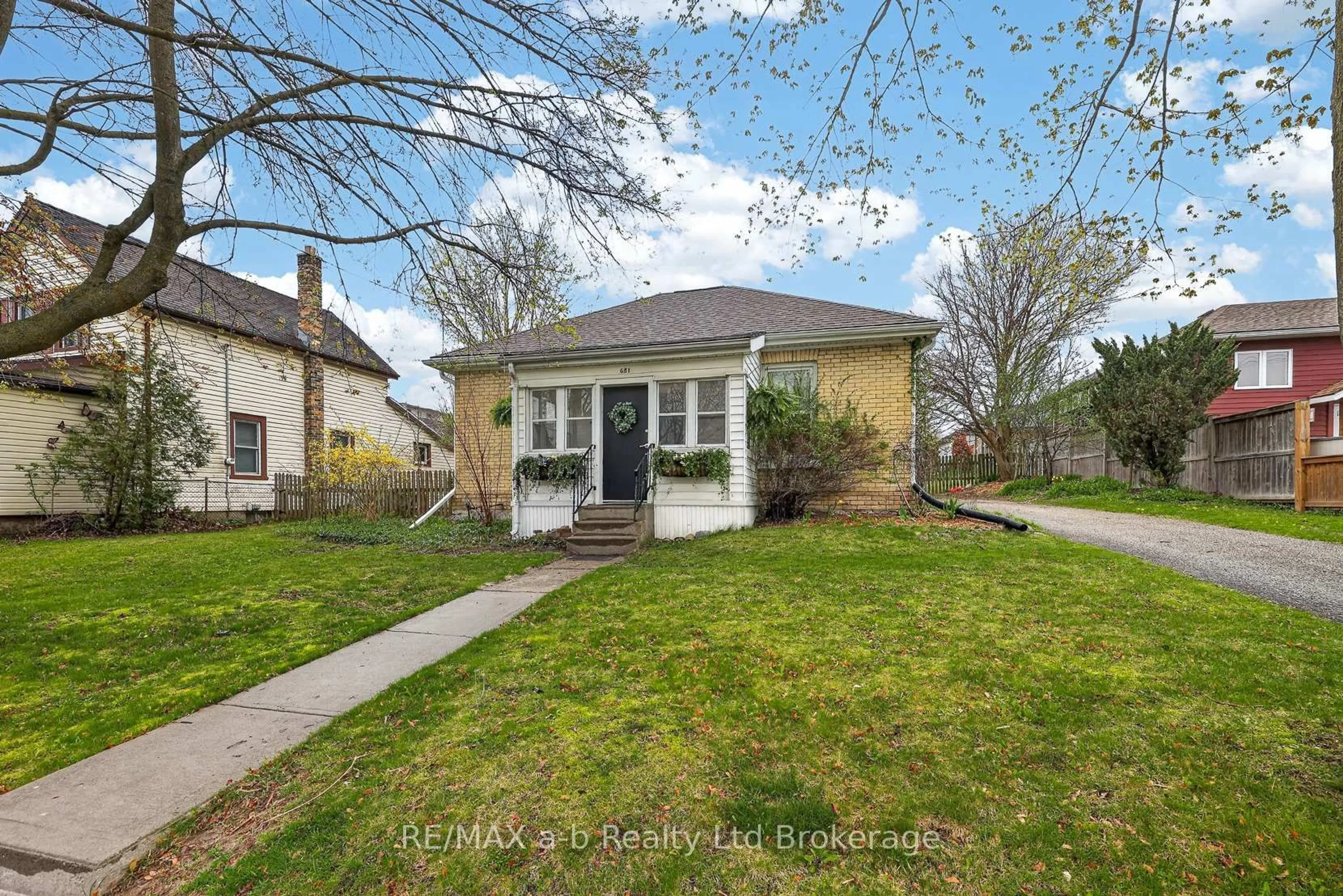 Unknown for 681 George St, Woodstock Ontario N4S 4K2