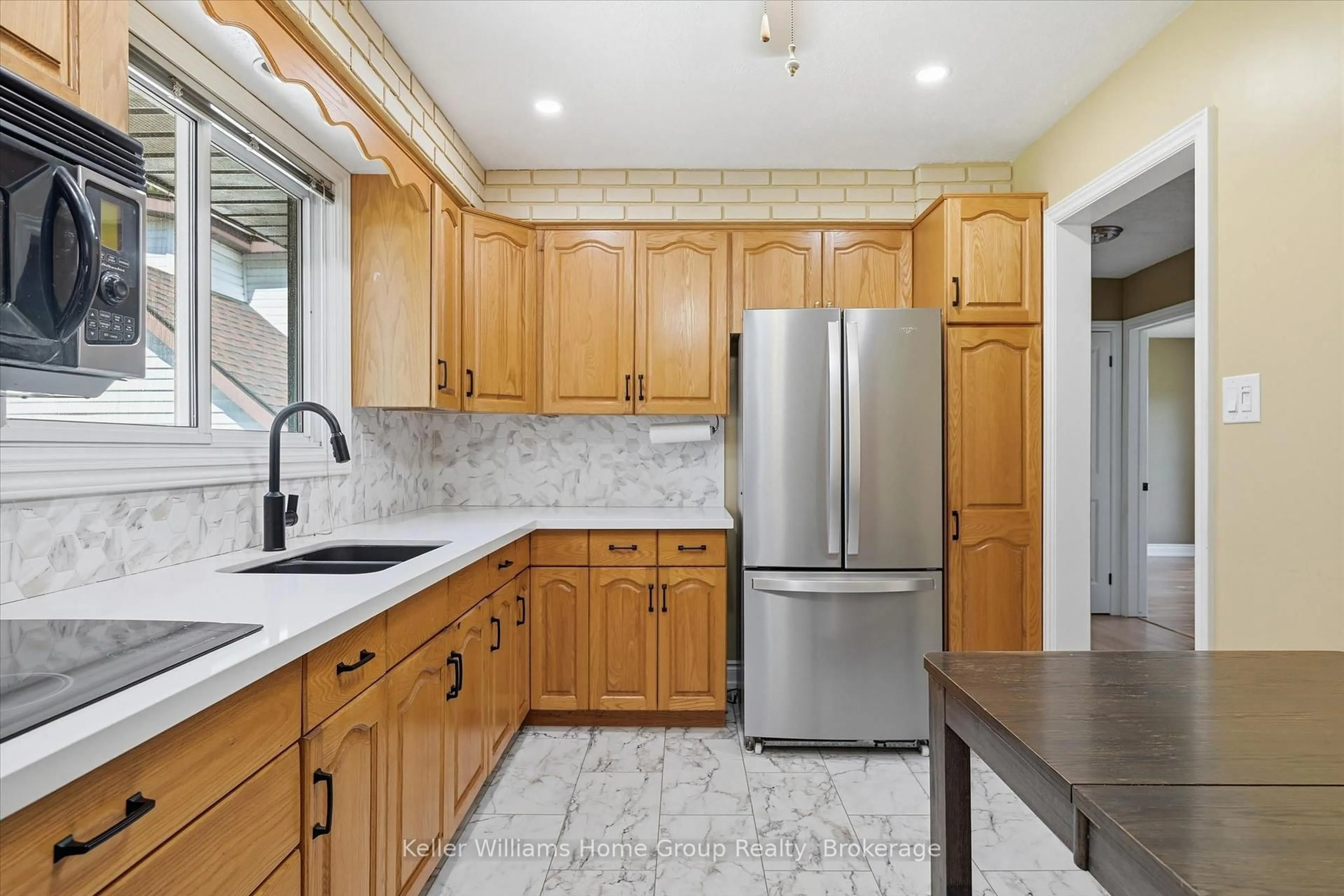 Standard kitchen, ceramic/tile floor for 1233 5 Highway, Hamilton Ontario L9H 5E1
