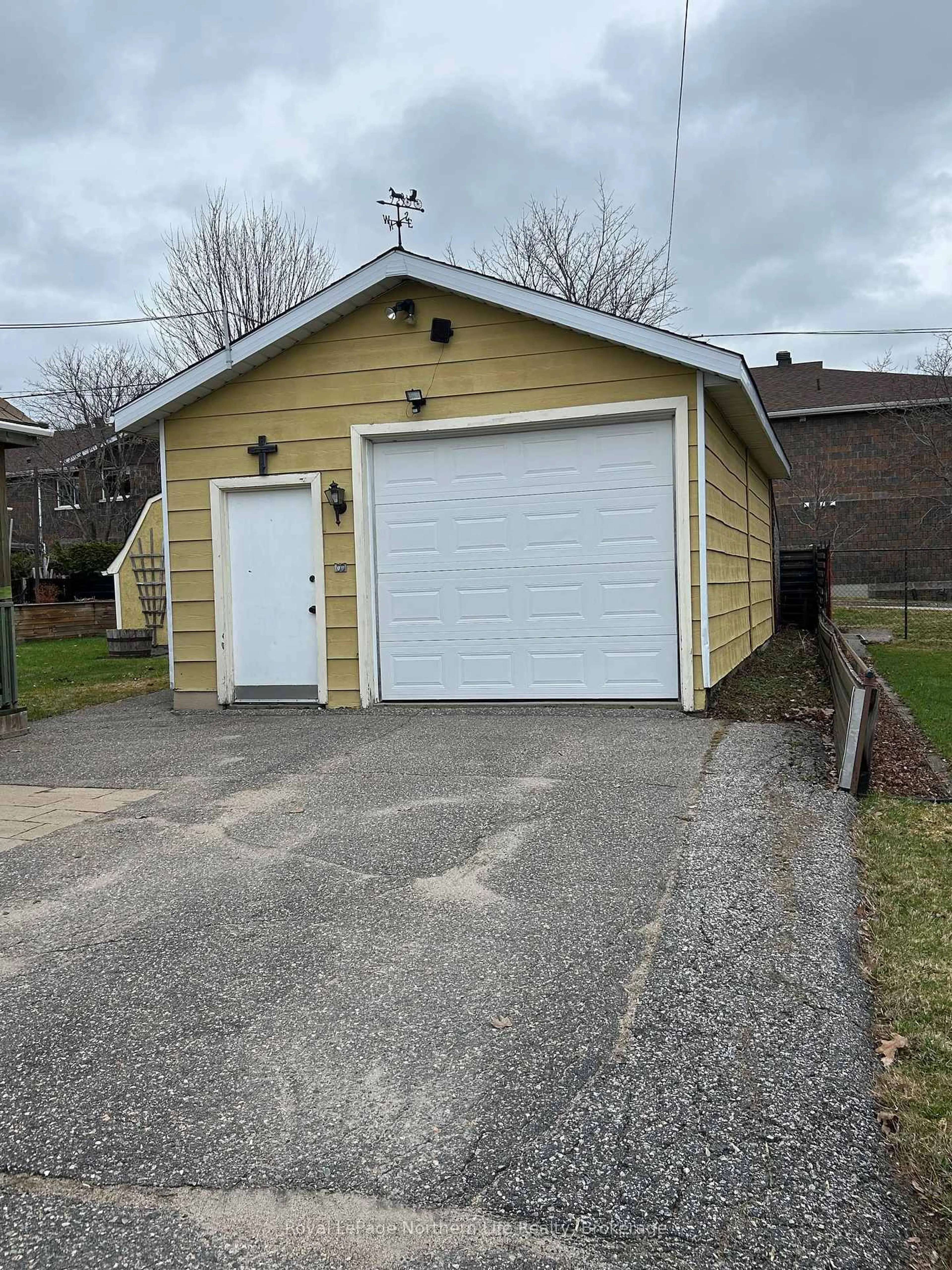 Indoor garage for 446 Princess St, North Bay Ontario P1B 6C6