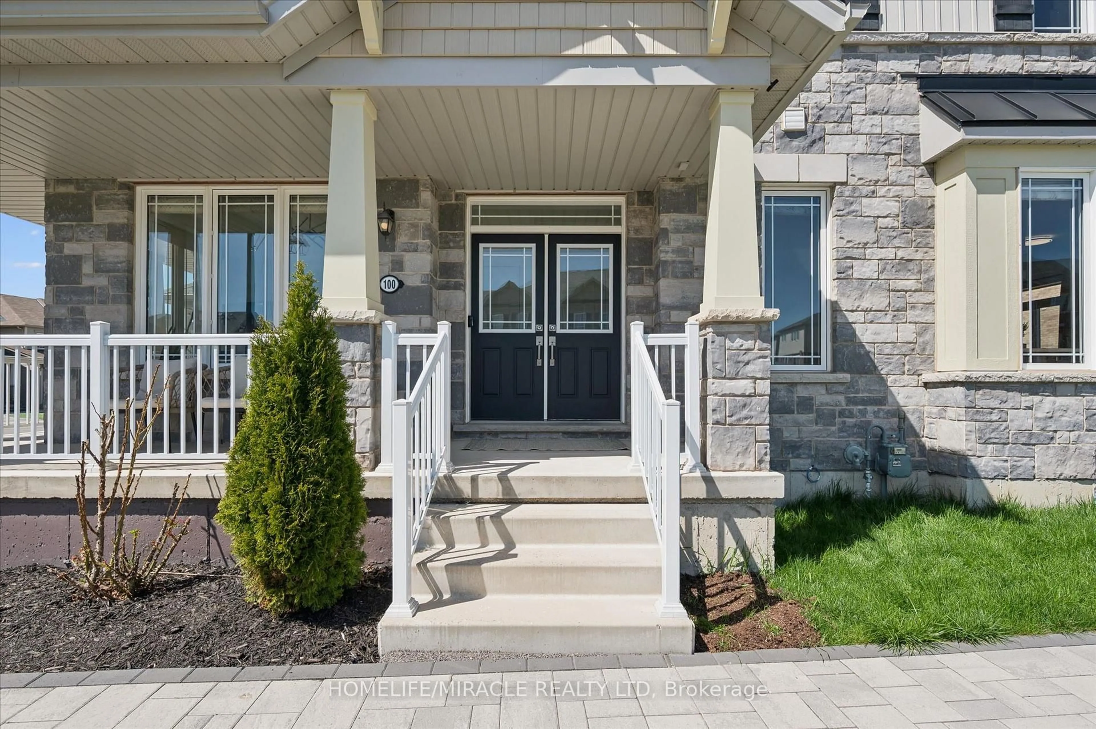 Indoor entryway for 100 Tilbury St, Woolwich Ontario N0B 1M0