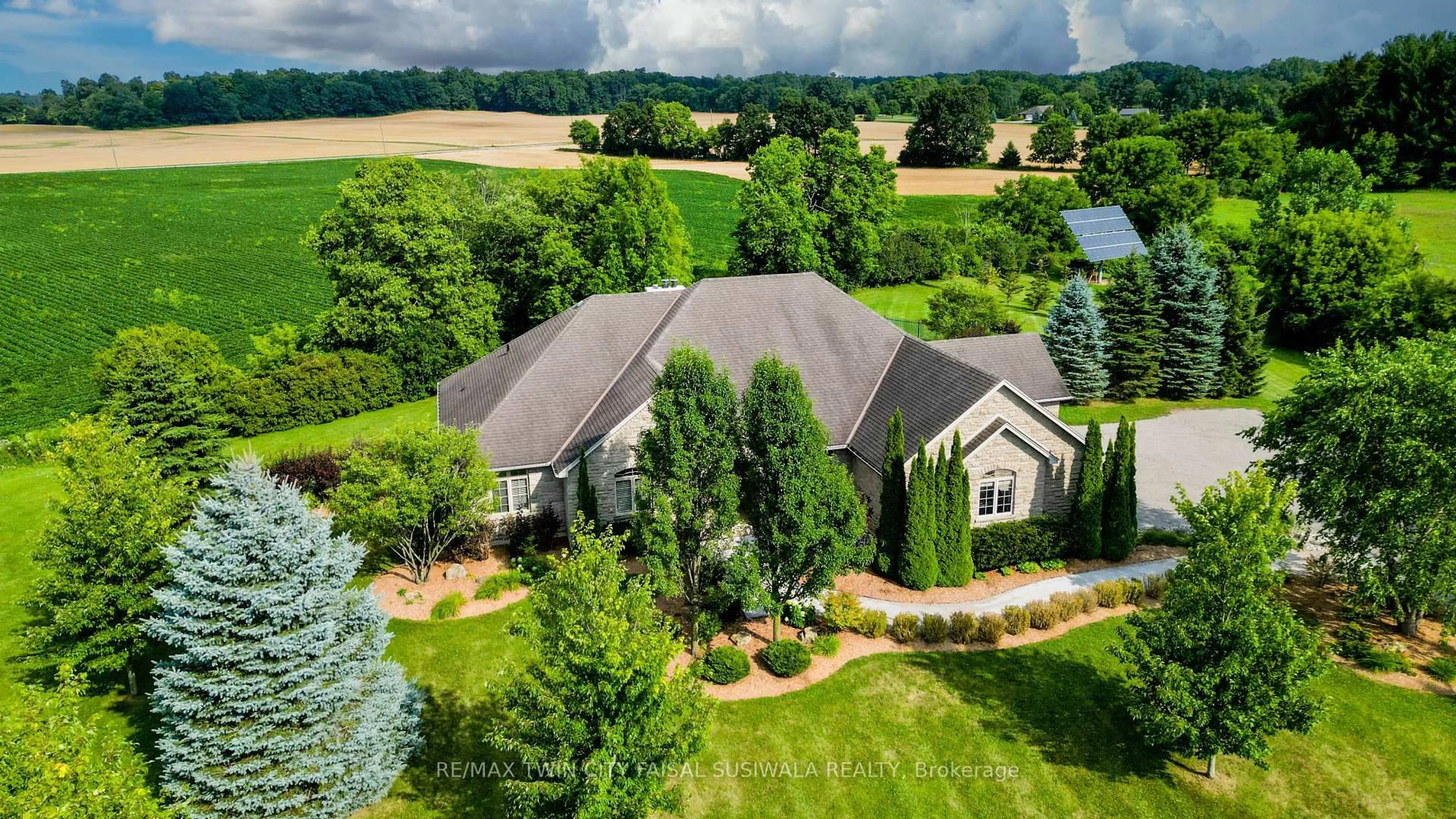 A pic from outside/outdoor area/front of a property/back of a property/a pic from drone, unknown for 10 Eagle Ridge Crt, Brant Ontario N0B 1W0
