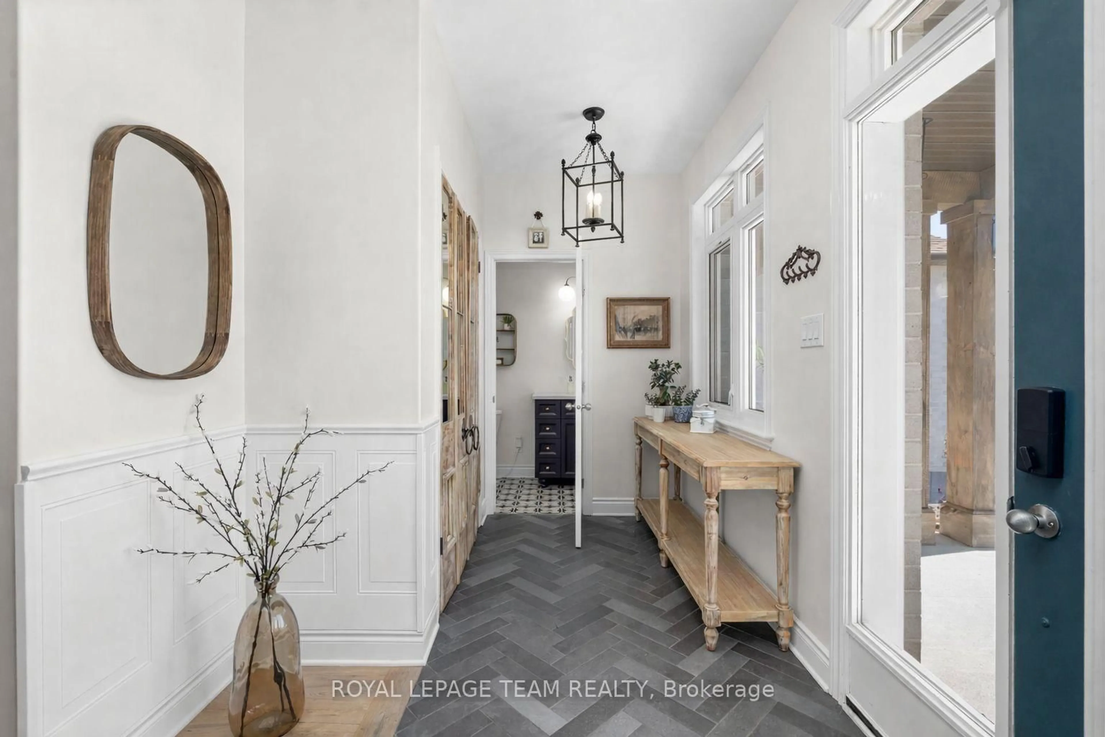 Indoor entryway for 26 Synergy Way, Ottawa Ontario K2W 0K3