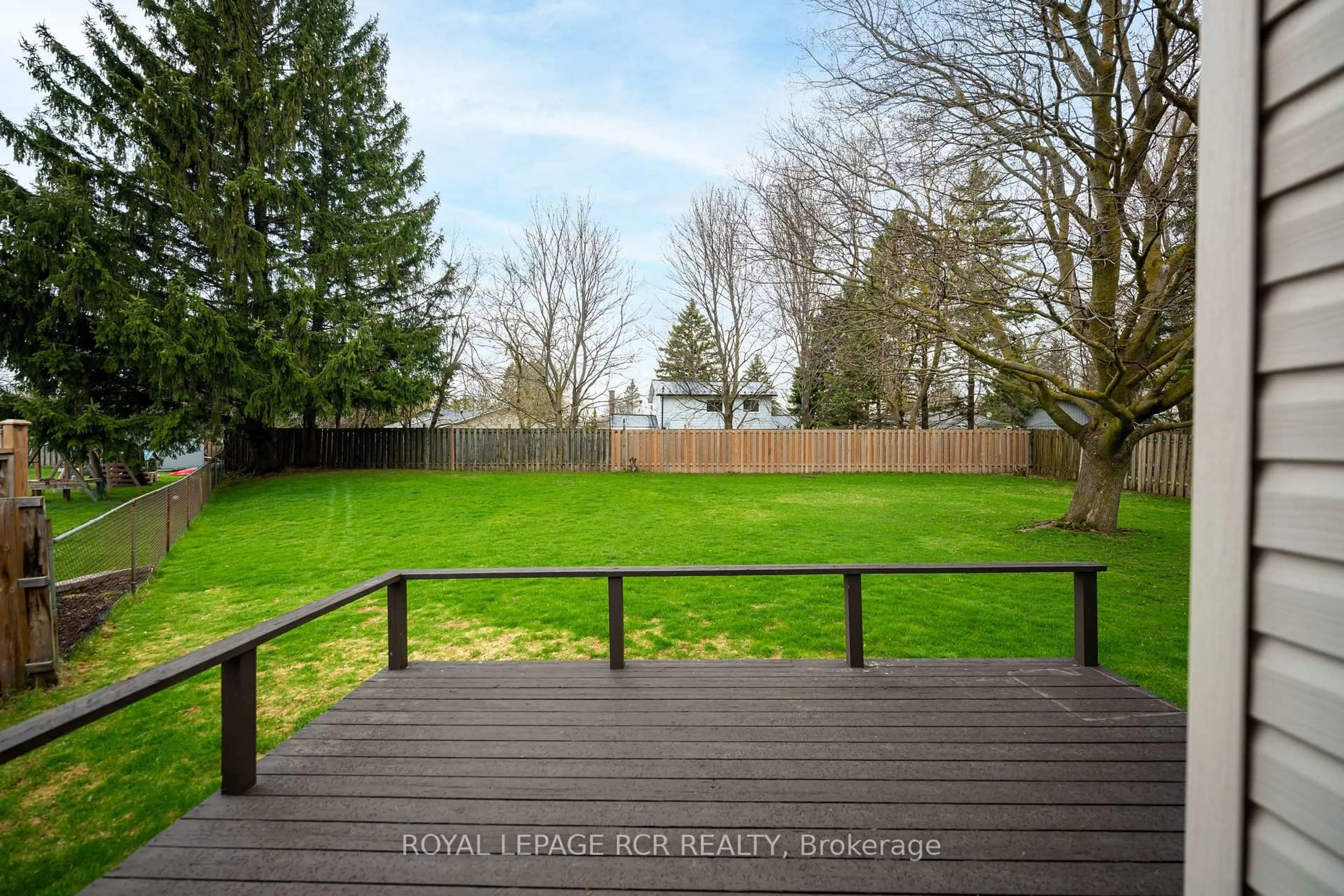 A pic from outside/outdoor area/front of a property/back of a property/a pic from drone, water/lake/river/ocean view for 418 Pineview Gdns, Shelburne Ontario L9V 3A2