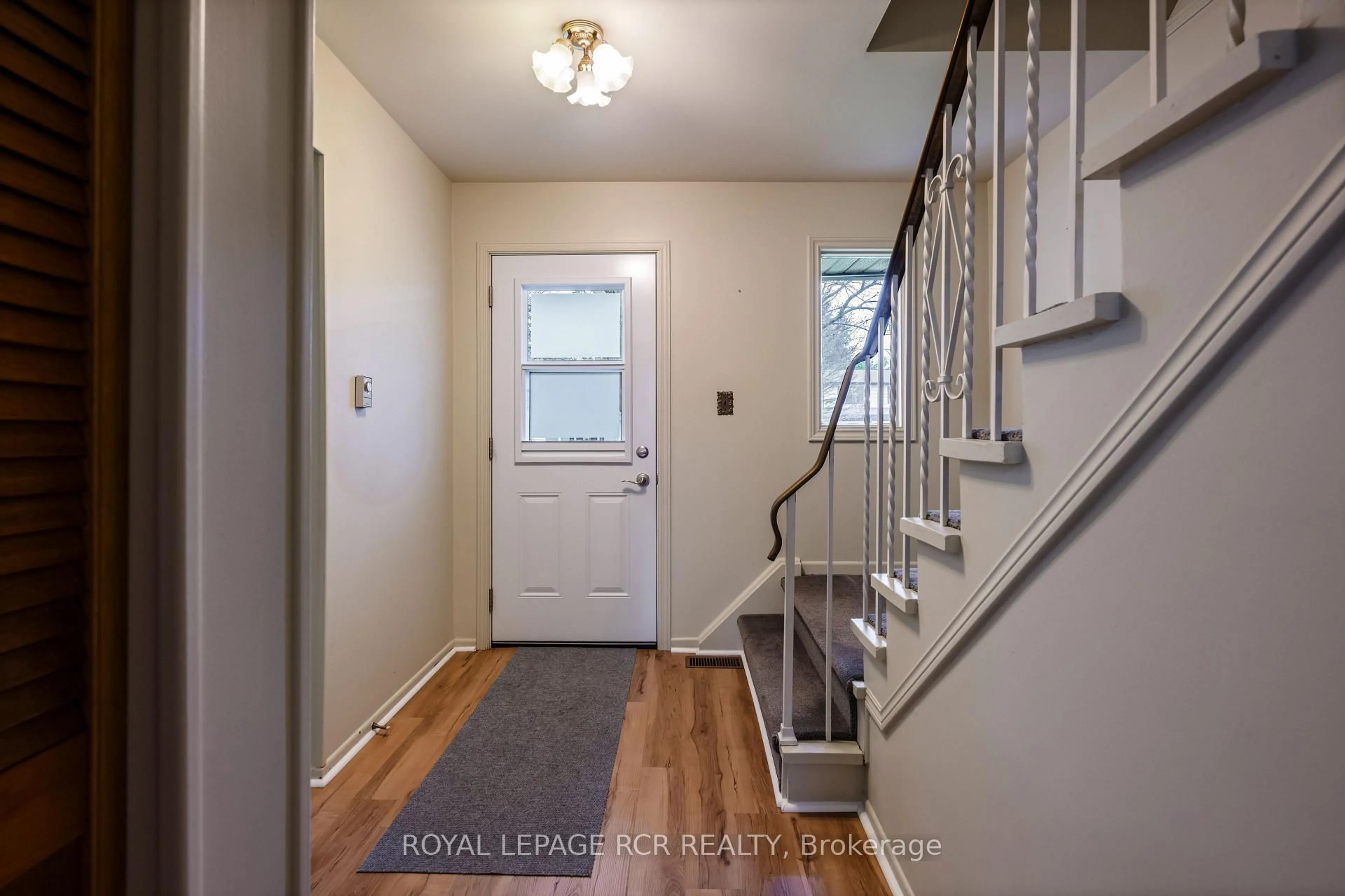 Indoor entryway for 418 Pineview Gdns, Shelburne Ontario L9V 3A2