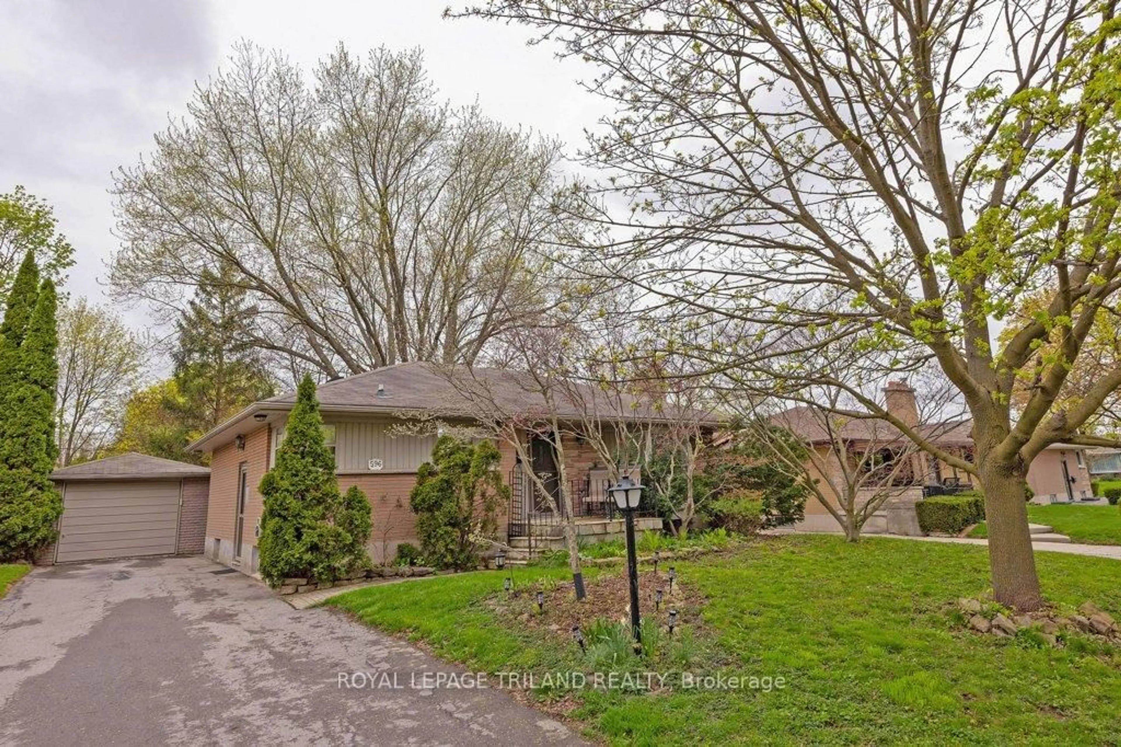 A pic from outside/outdoor area/front of a property/back of a property/a pic from drone, street for 596 RIDGEWOOD Cres, London South Ontario N6J 3J2