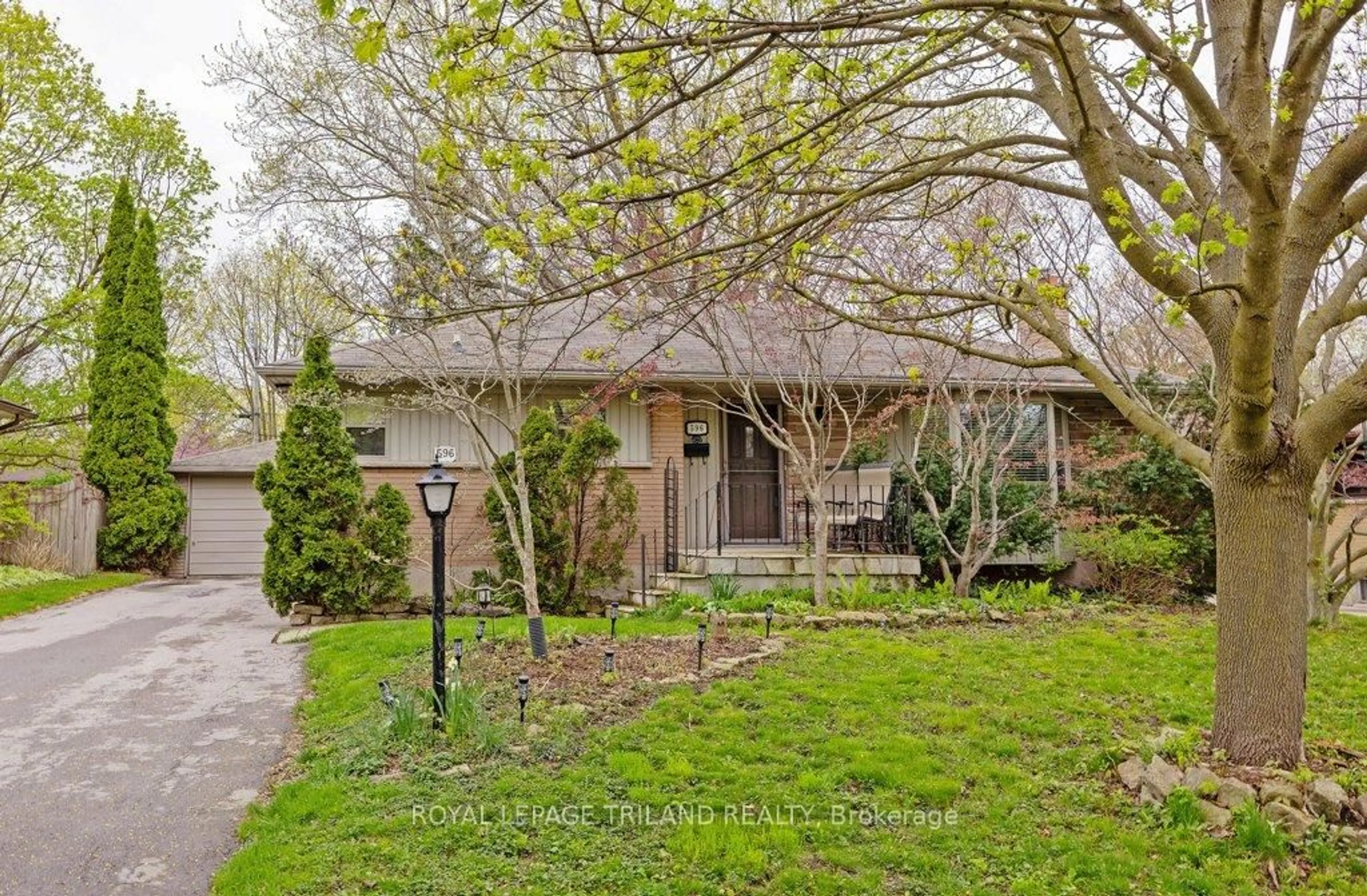 Patio, street for 596 RIDGEWOOD Cres, London South Ontario N6J 3J2
