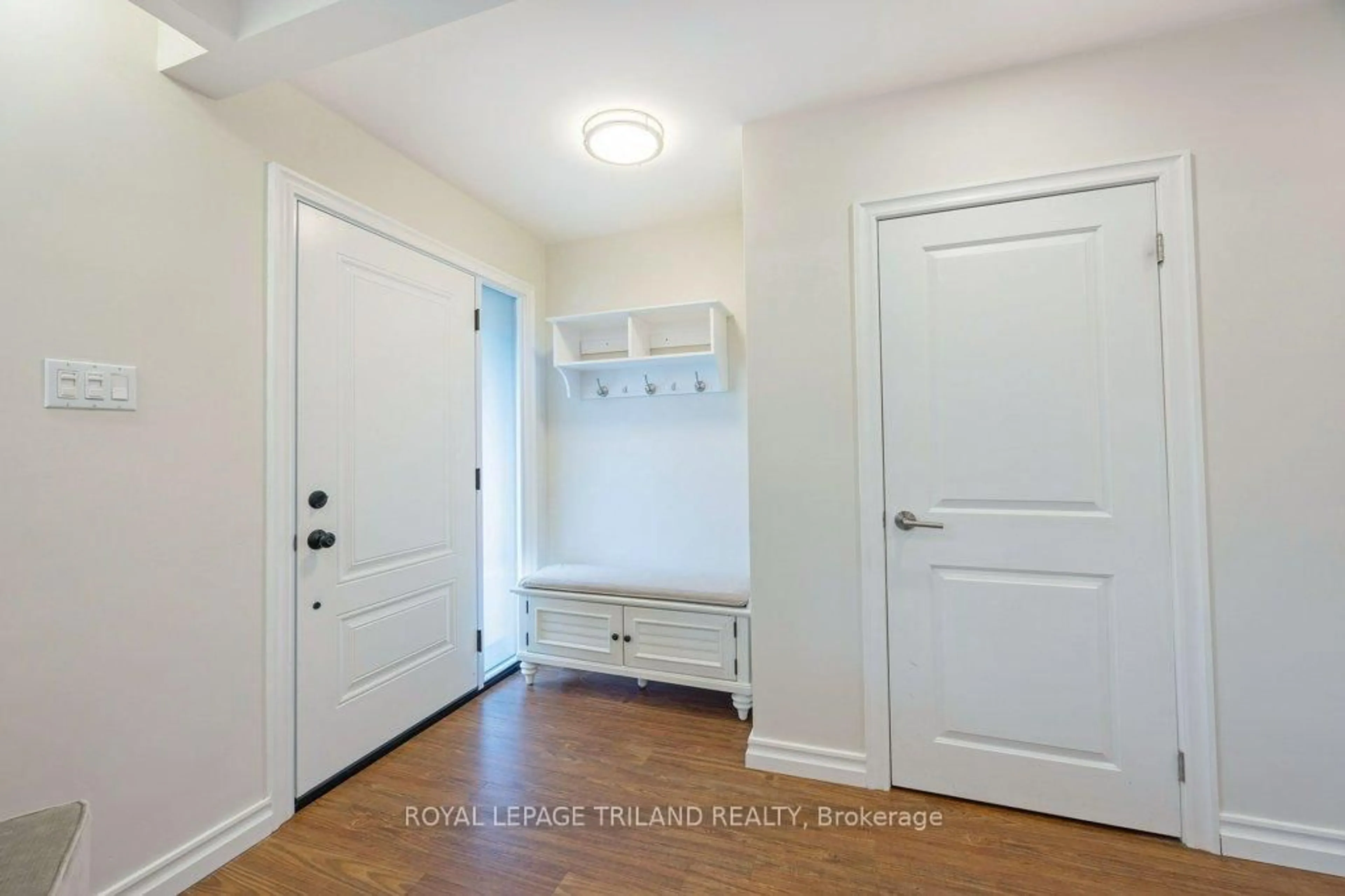 Indoor entryway for 667 GLENGYLE Cres, London North Ontario N5X 1X8