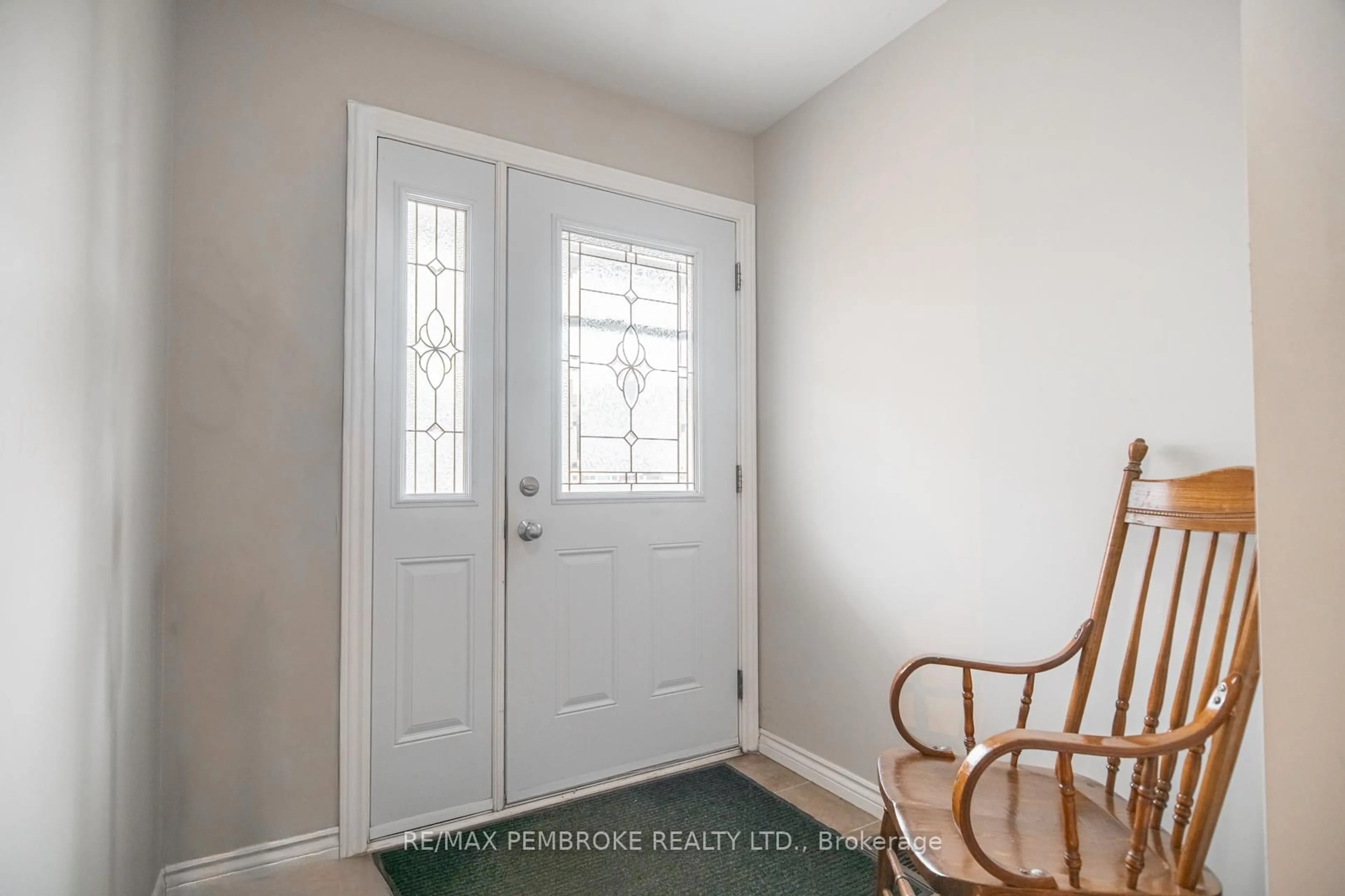 Indoor entryway for 317 Matheson Dr, Pembroke Ontario K8A 8L2