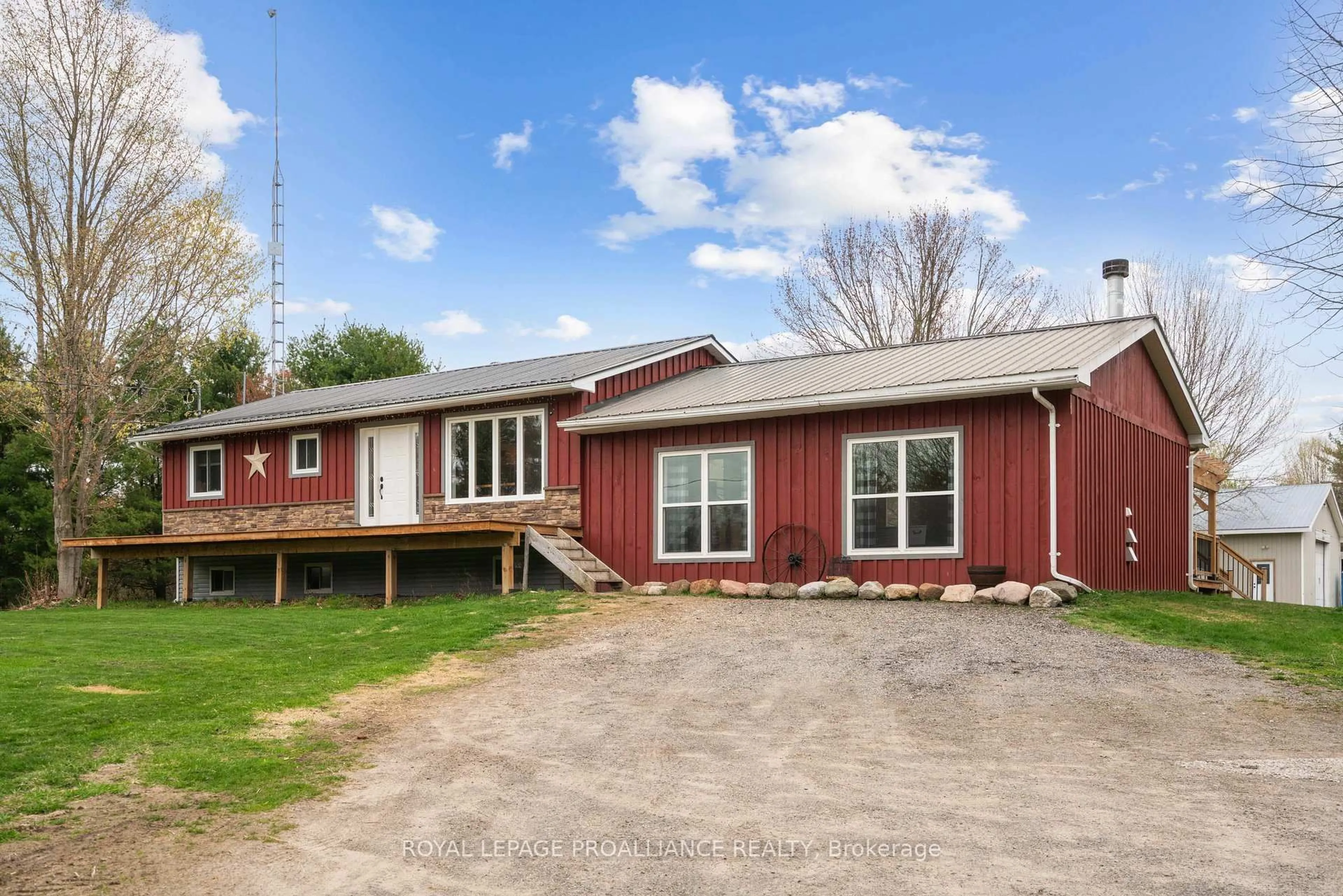 A pic from outside/outdoor area/front of a property/back of a property/a pic from drone, unknown for 105 Ballycanoe Rd, Front of Yonge Ontario K0E 1R0