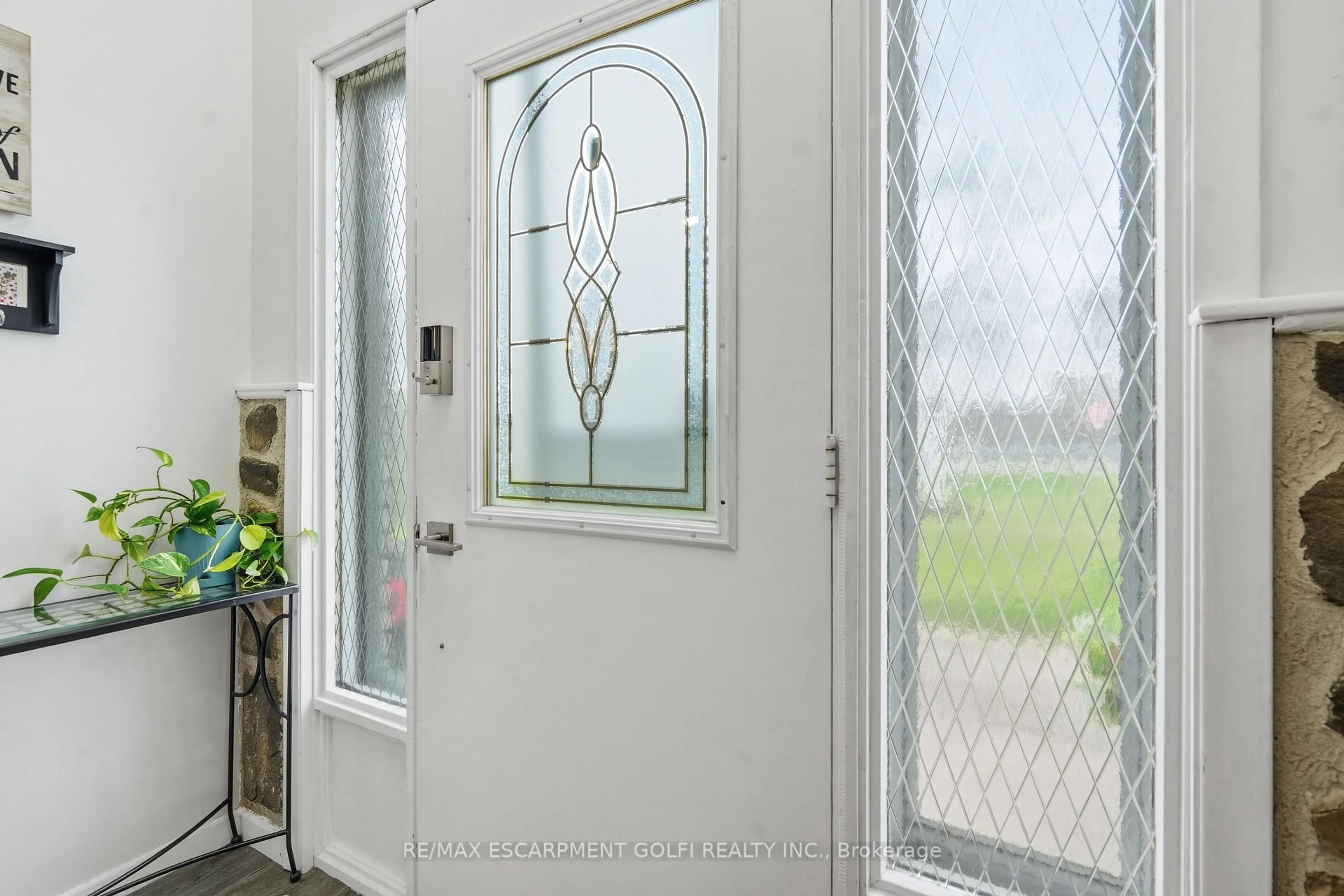 Indoor entryway for 1118 Diltz Rd, Haldimand Ontario N1A 2W2