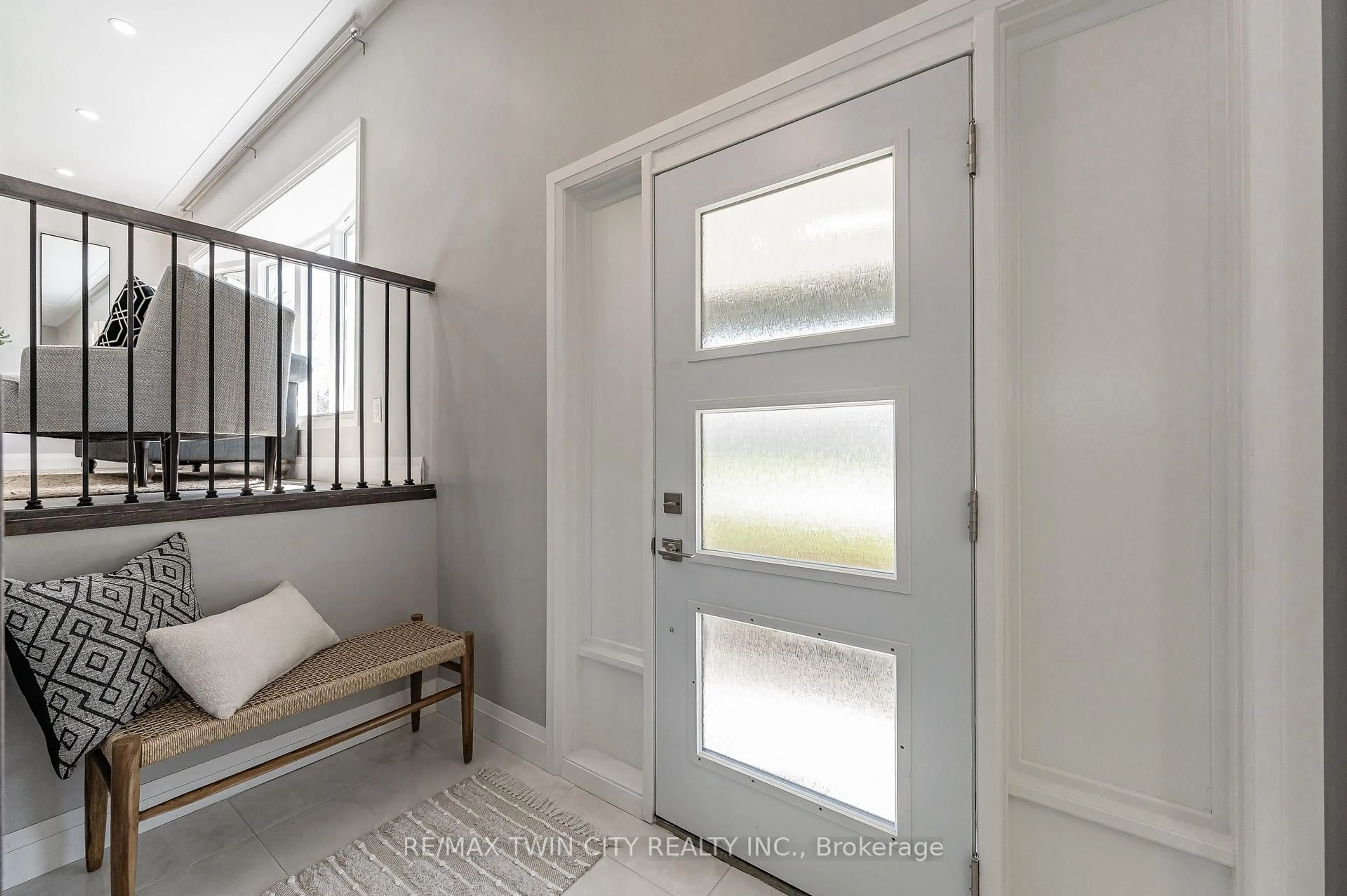 Indoor entryway for 34 BRADLEY Dr, Kitchener Ontario N2A 1K4
