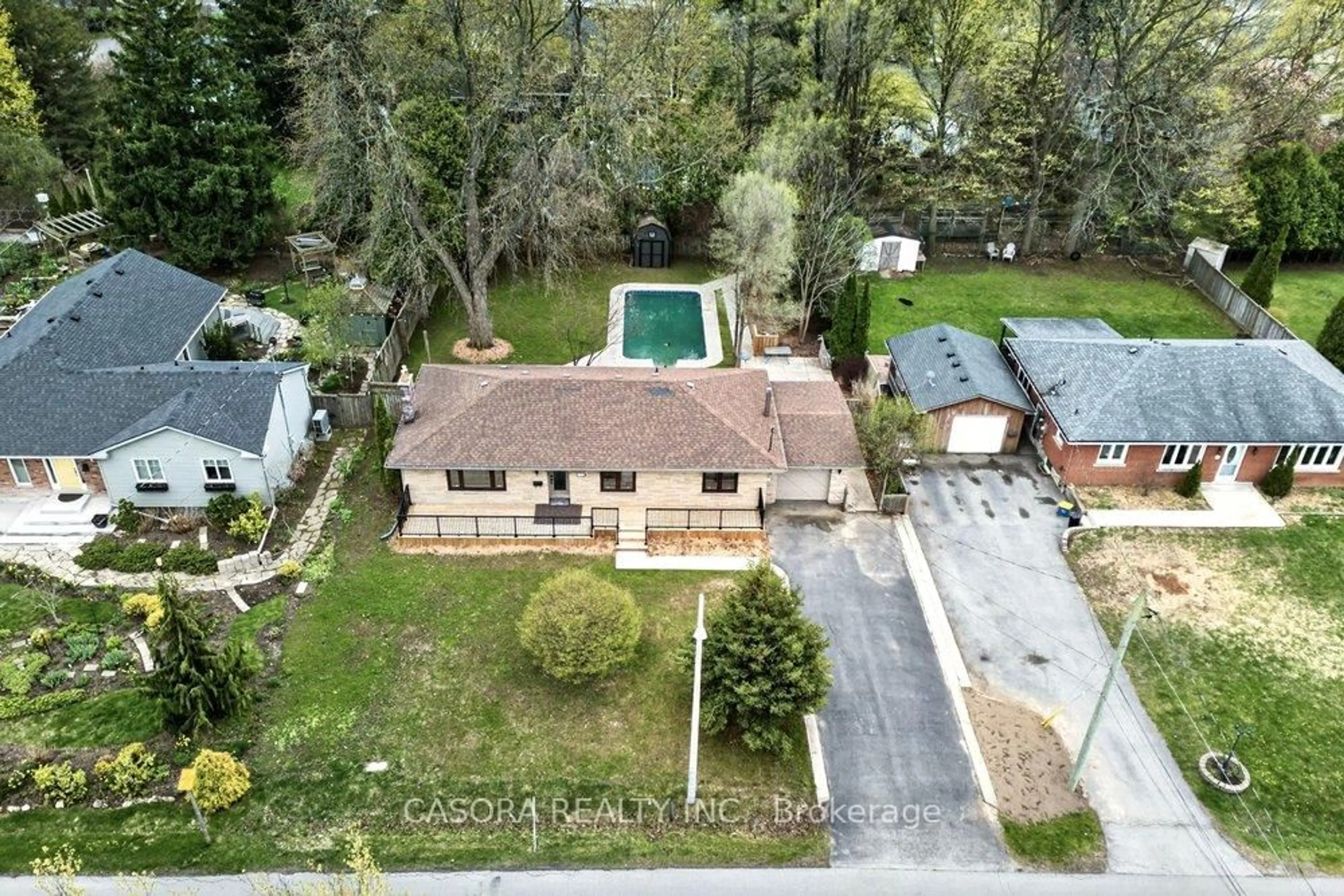 A pic from outside/outdoor area/front of a property/back of a property/a pic from drone, unknown for 18 GARDEN Ave, Hamilton Ontario L9G 2J5