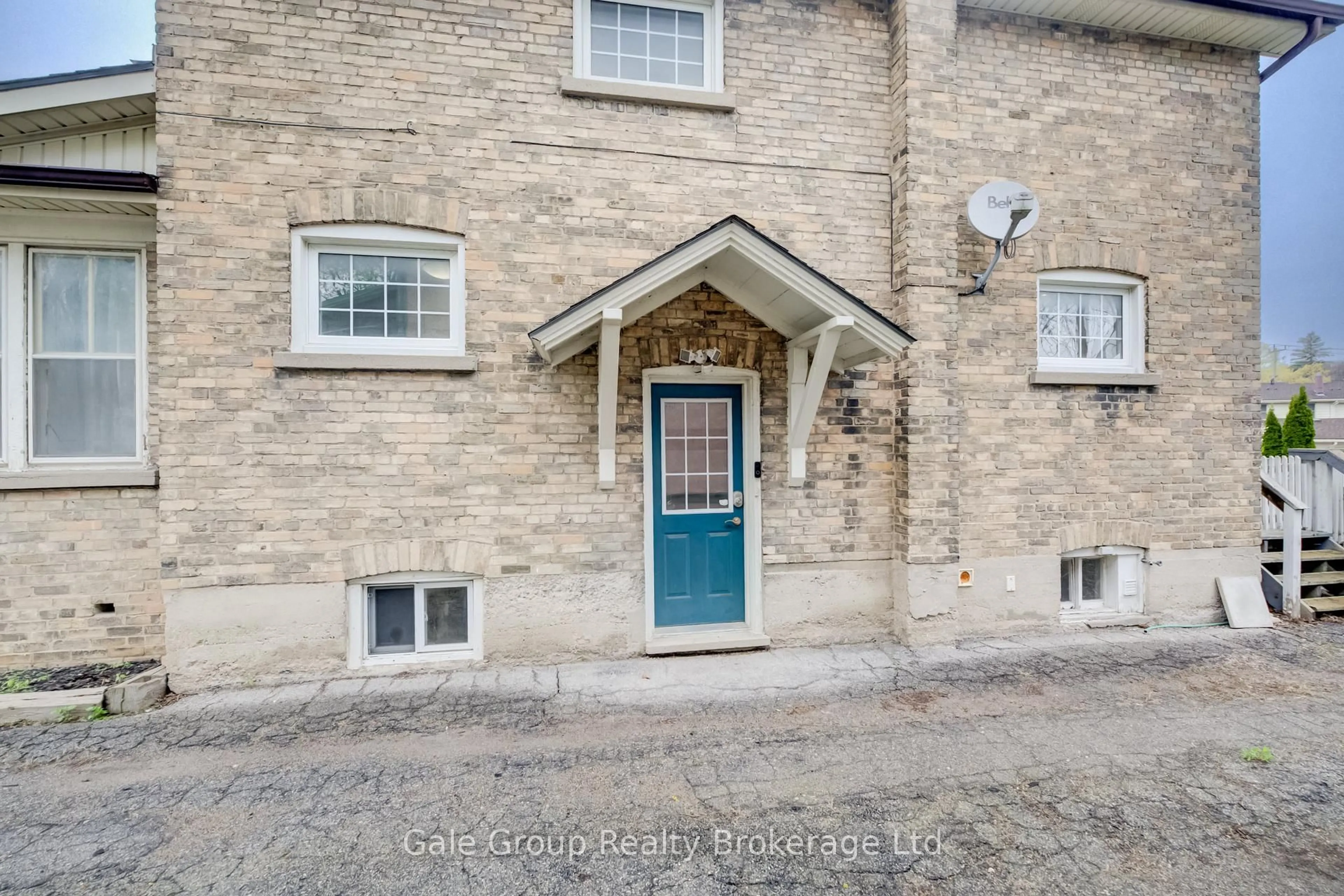 A pic from outside/outdoor area/front of a property/back of a property/a pic from drone, street for 168 Wellington St, Woodstock Ontario N4S 6R6