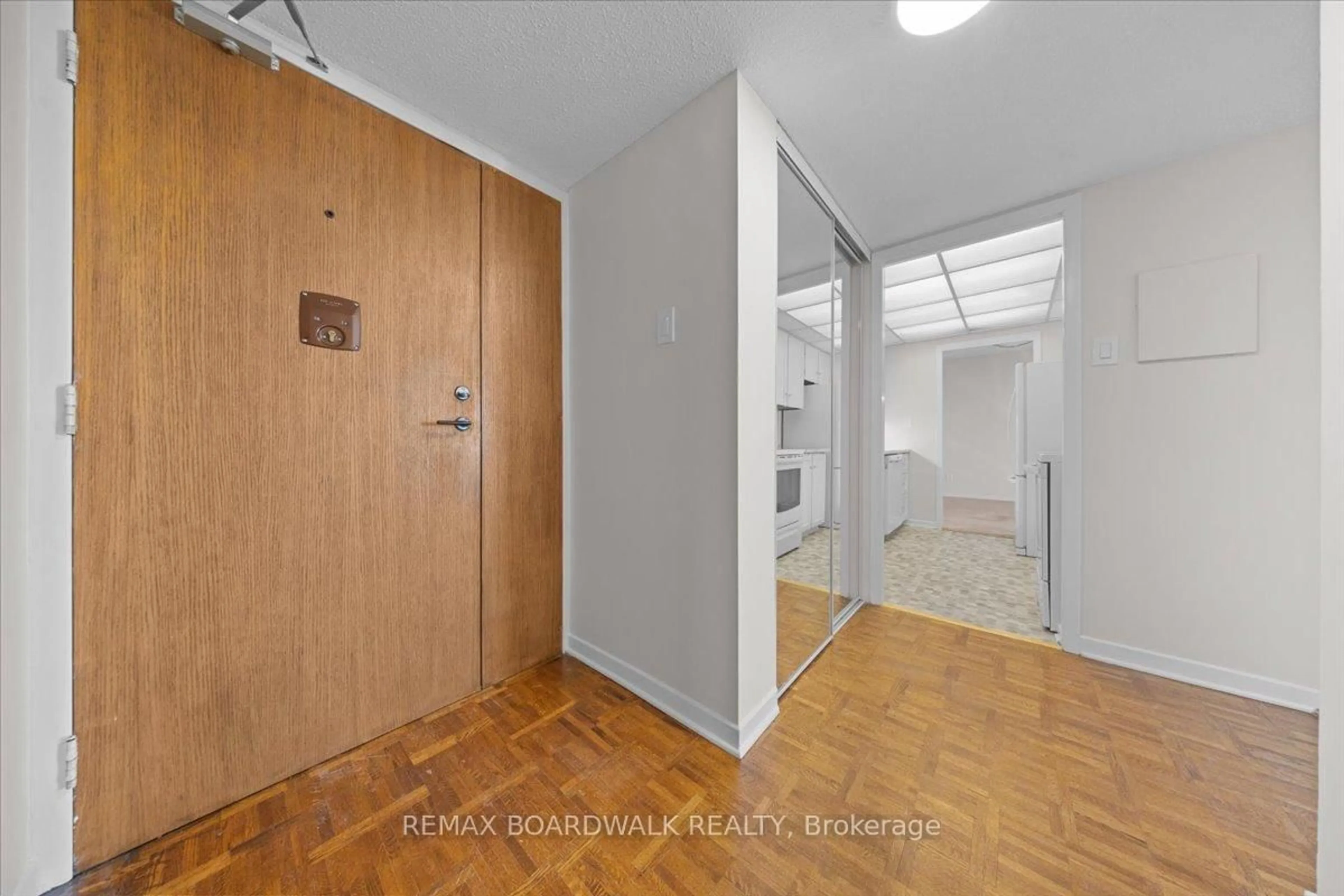 Indoor foyer for 20 The Driveway Dr #702, Ottawa Ontario K2P 1C8