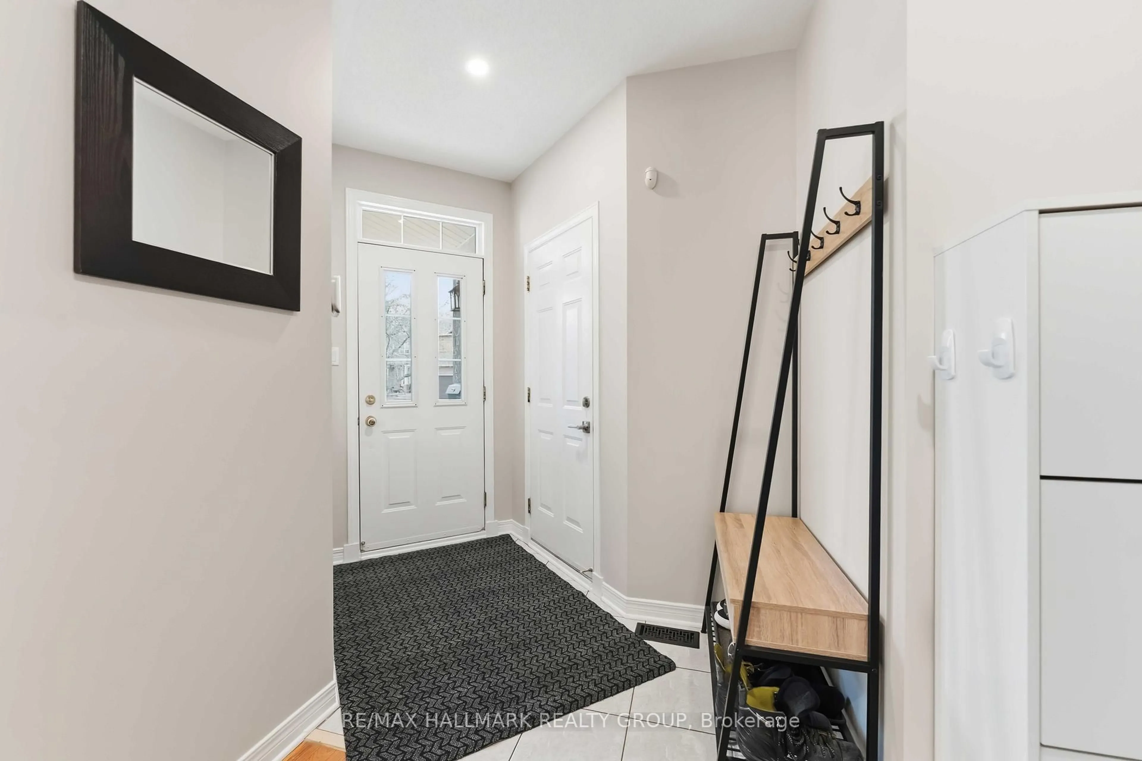 Indoor entryway for 22 Oak Grove St, Ottawa Ontario K2G 6R4
