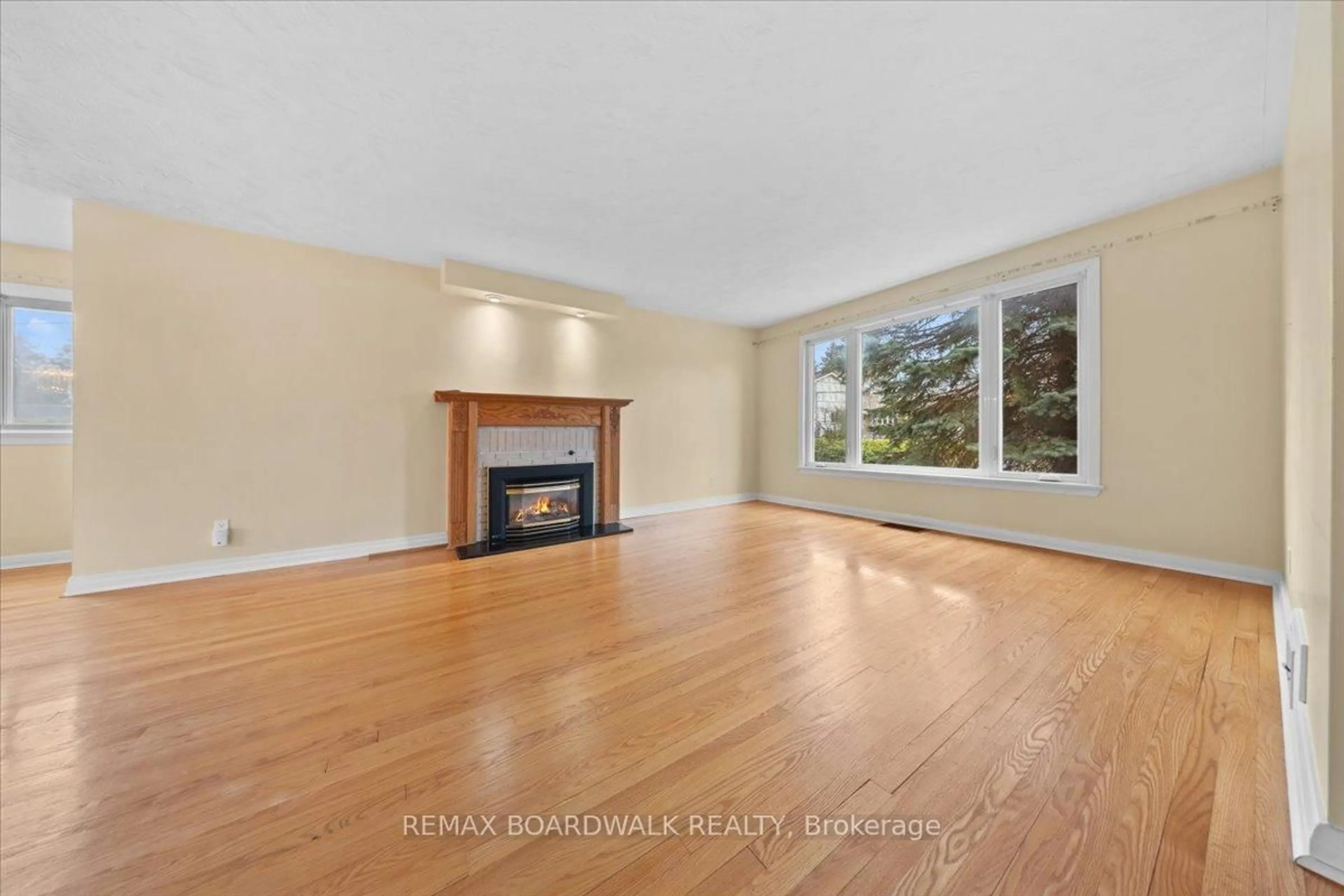 A pic of a room for 72 Crownhill St, Ottawa Ontario K1J 7K8