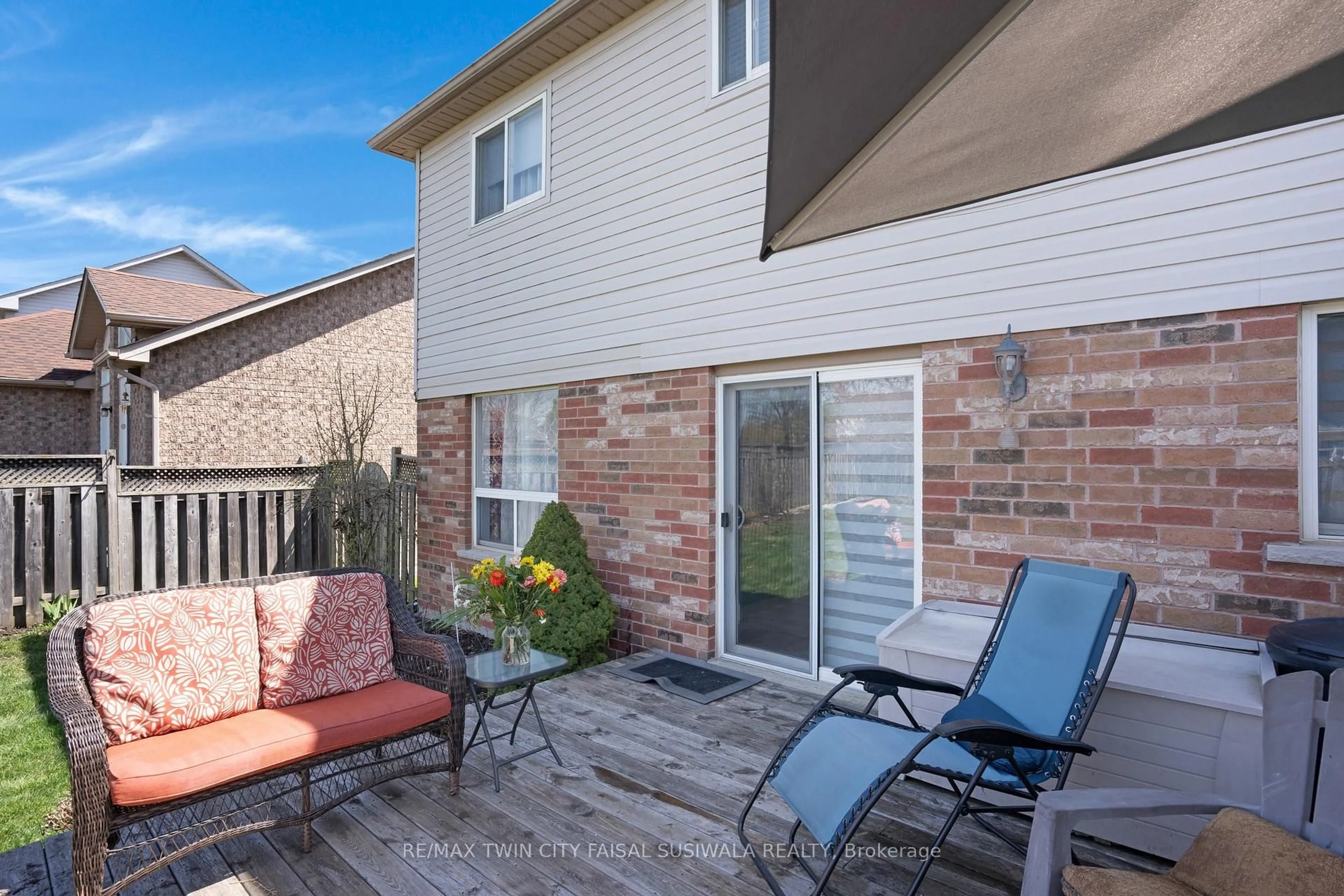 Patio, street for 47 Drinkwater Dr, Cambridge Ontario N1P 1E4