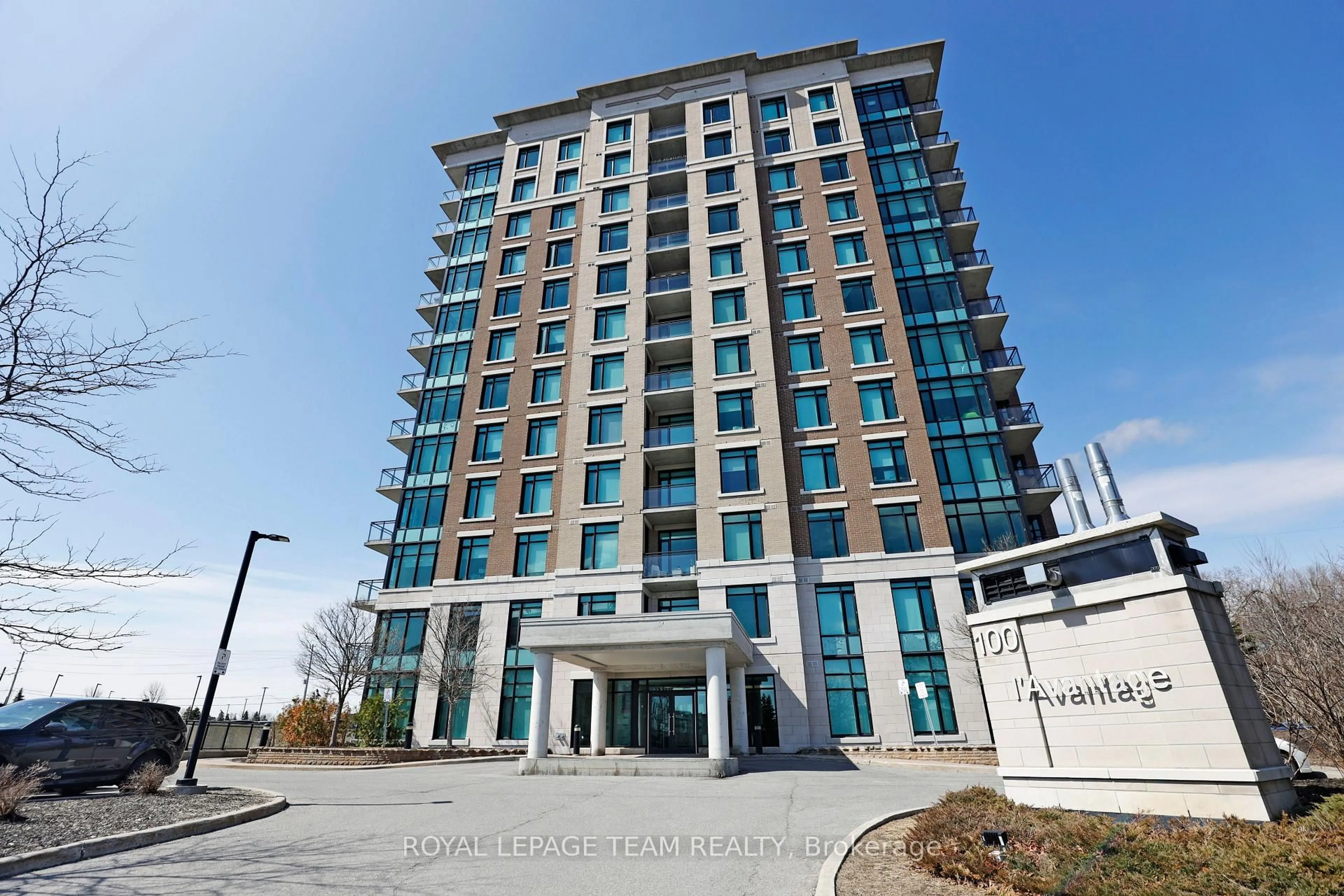 Indoor foyer for 100 Roger Guindon Ave #202, Ottawa Ontario K1G 3Z7