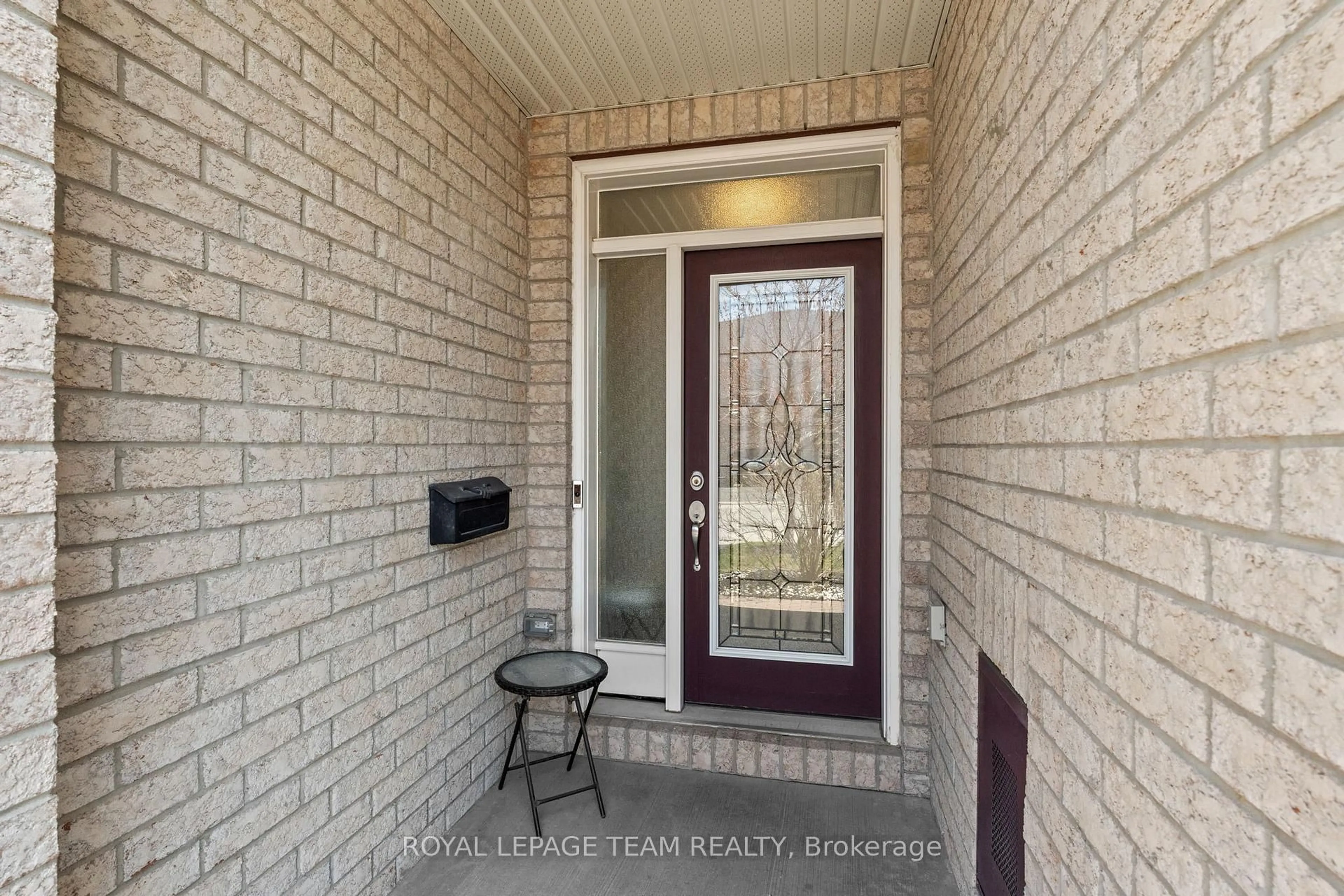 Indoor entryway for 334 Warmstone Dr, Ottawa Ontario K2S 0W3