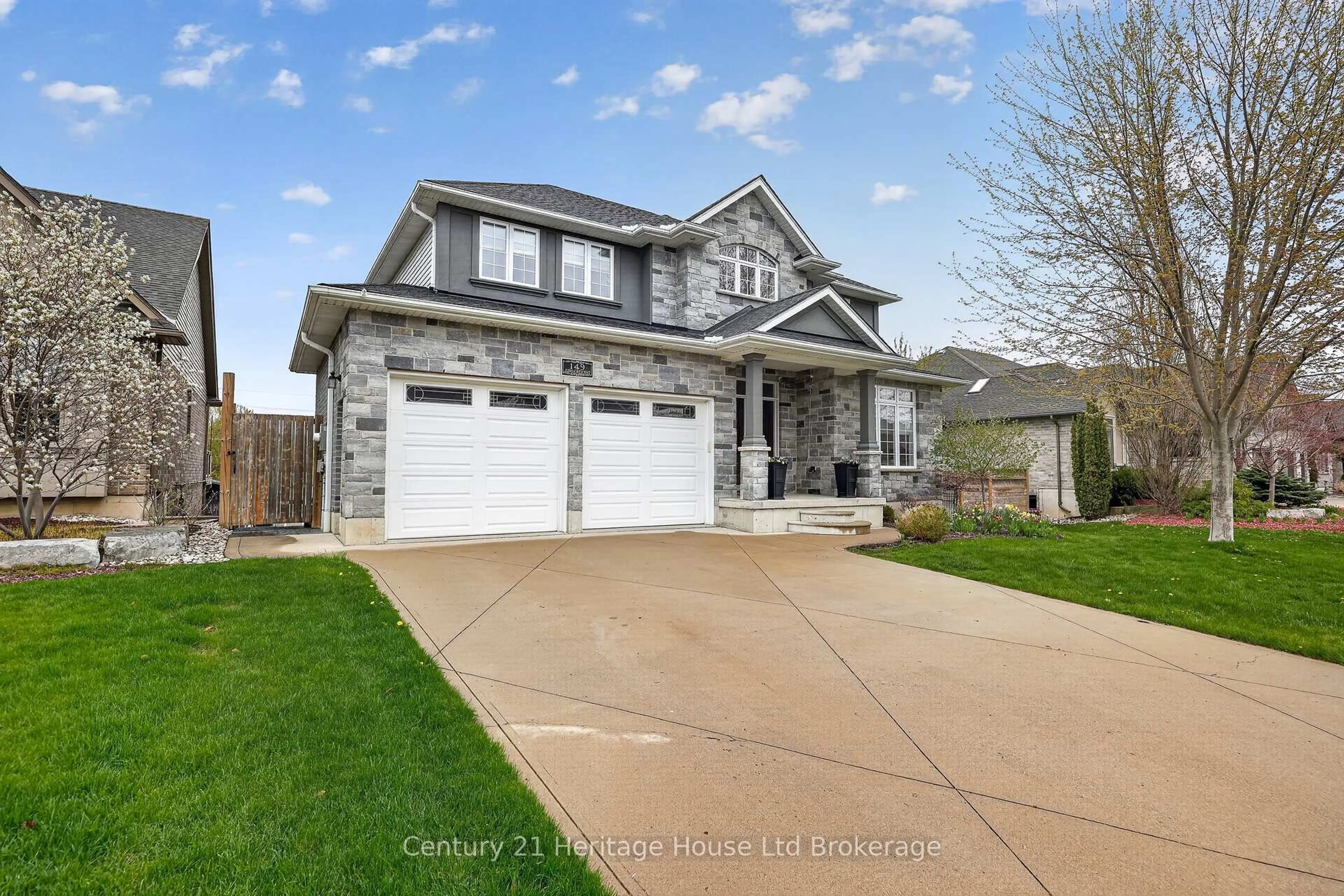 Home with vinyl exterior material, street for 149 Juno Cres, Woodstock Ontario N4T 0H6
