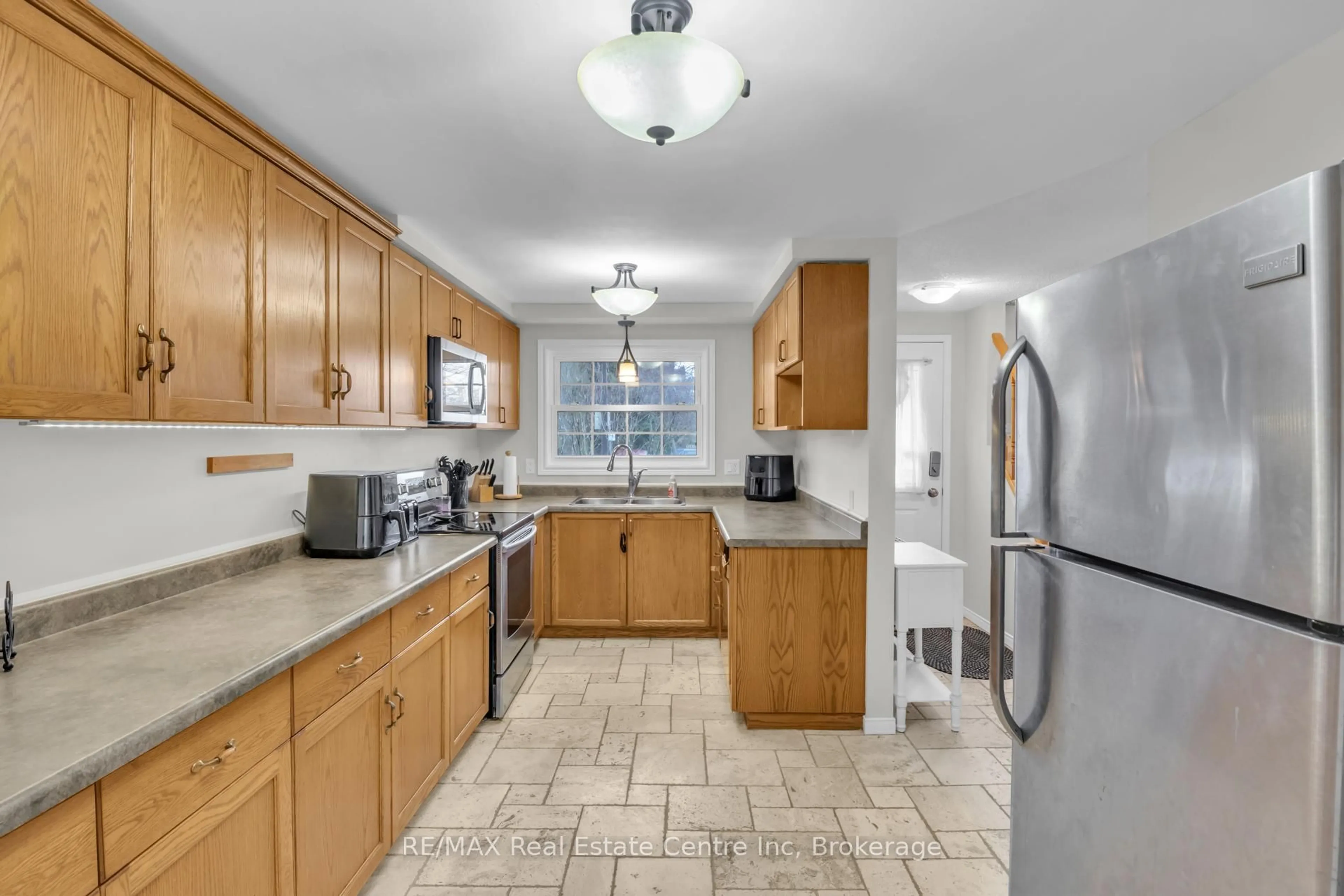 Standard kitchen, ceramic/tile floor for 129 Victoria Rd #16, Guelph Ontario N1E 6V3