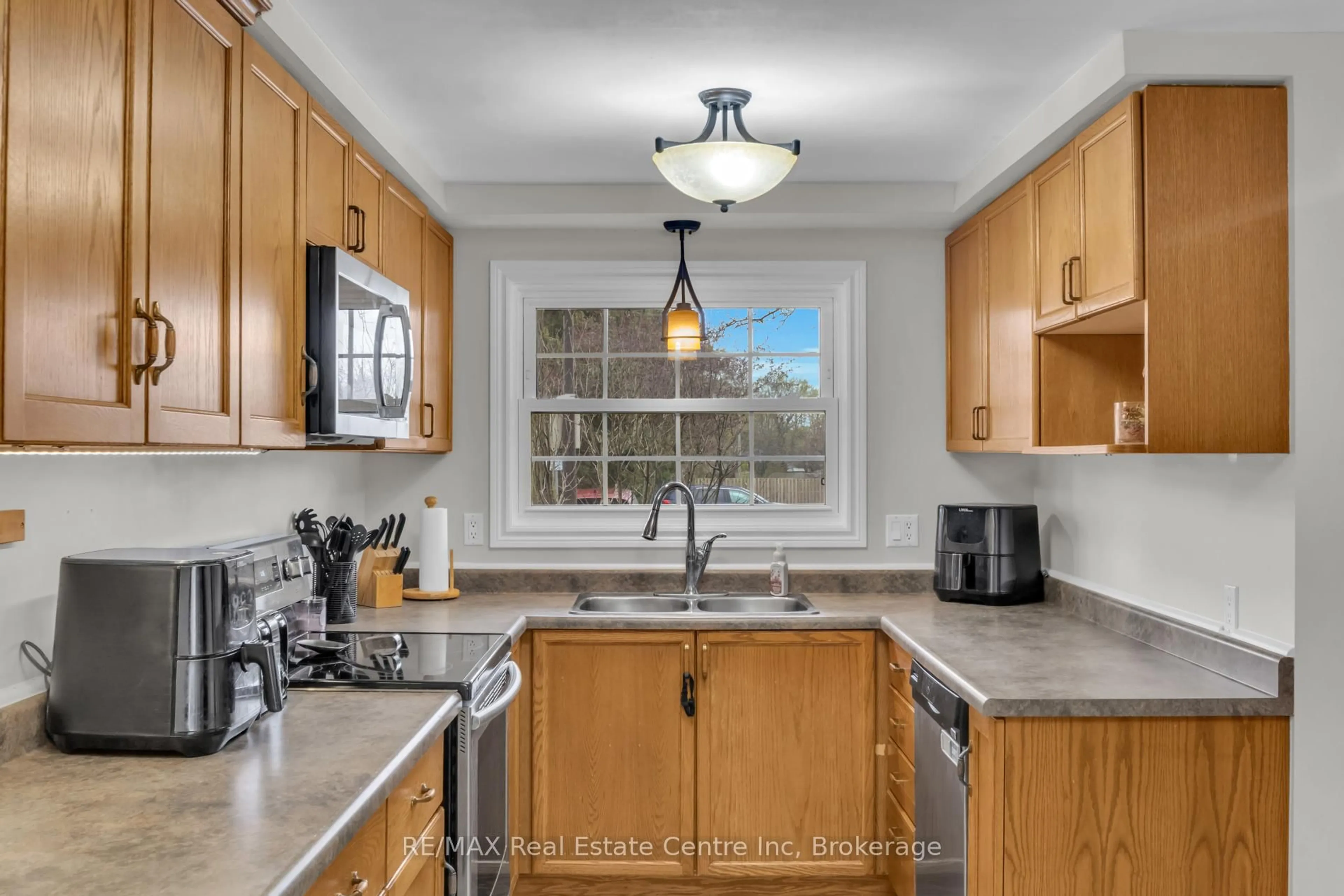 Standard kitchen, ceramic/tile floor for 129 Victoria Rd #16, Guelph Ontario N1E 6V3