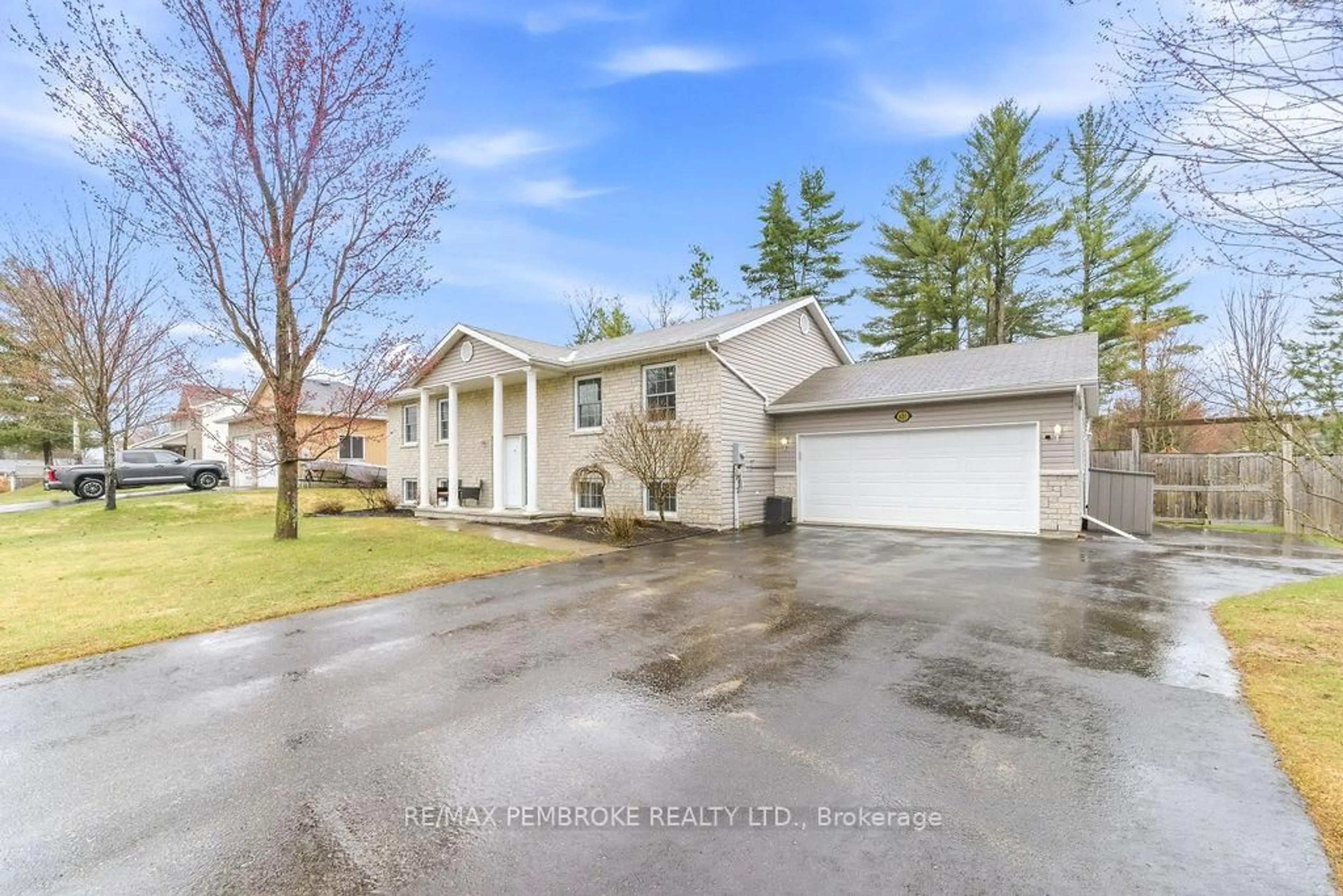 A pic from outside/outdoor area/front of a property/back of a property/a pic from drone, street for 610 Hummingbird Lane, Petawawa Ontario K8H 0A8