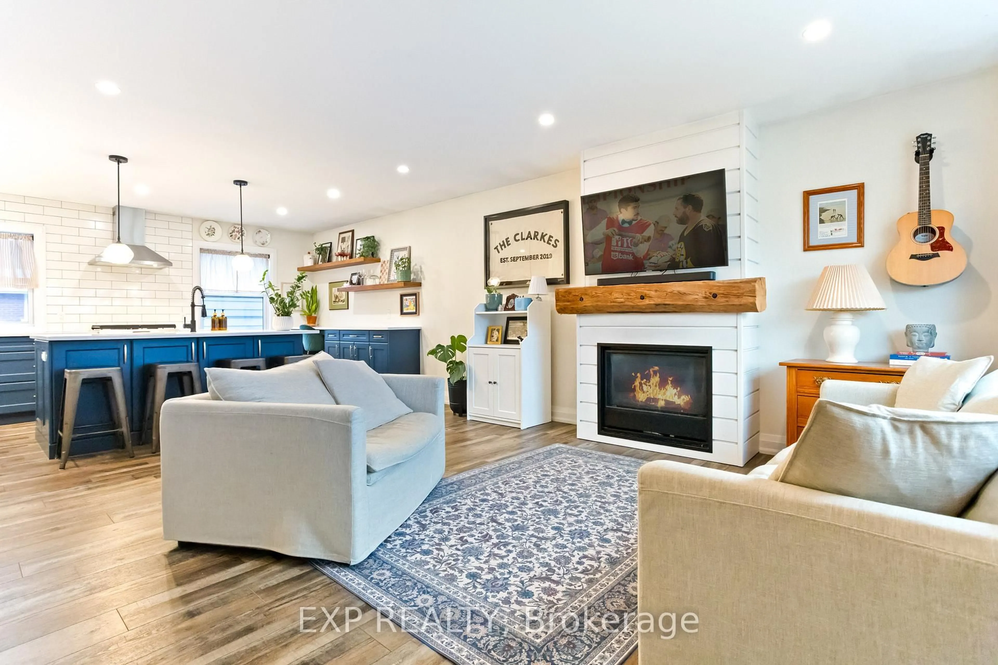 Living room with furniture, unknown for 3 Fay Ave, Hamilton Ontario L8T 4B9