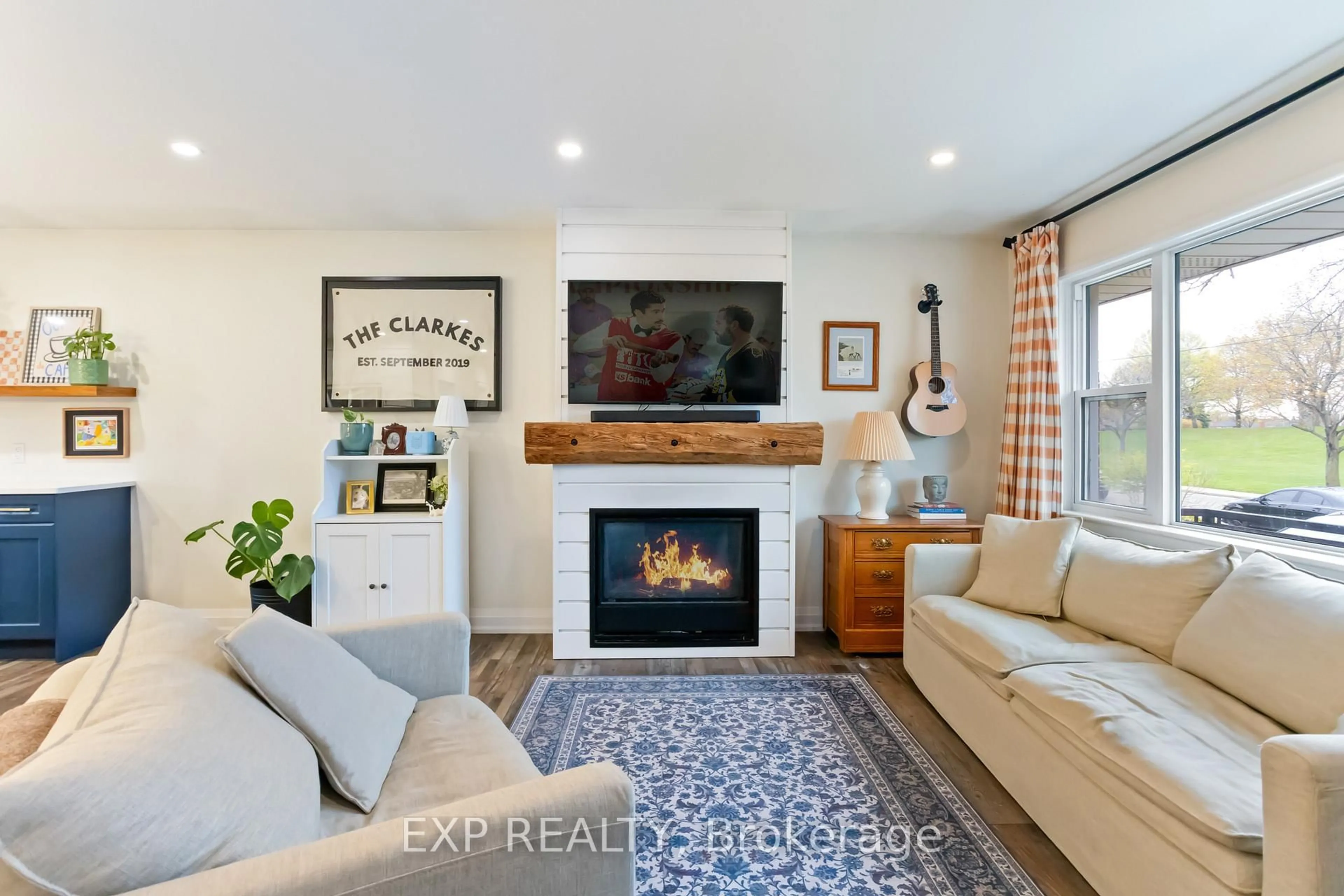 Living room with furniture, unknown for 3 Fay Ave, Hamilton Ontario L8T 4B9