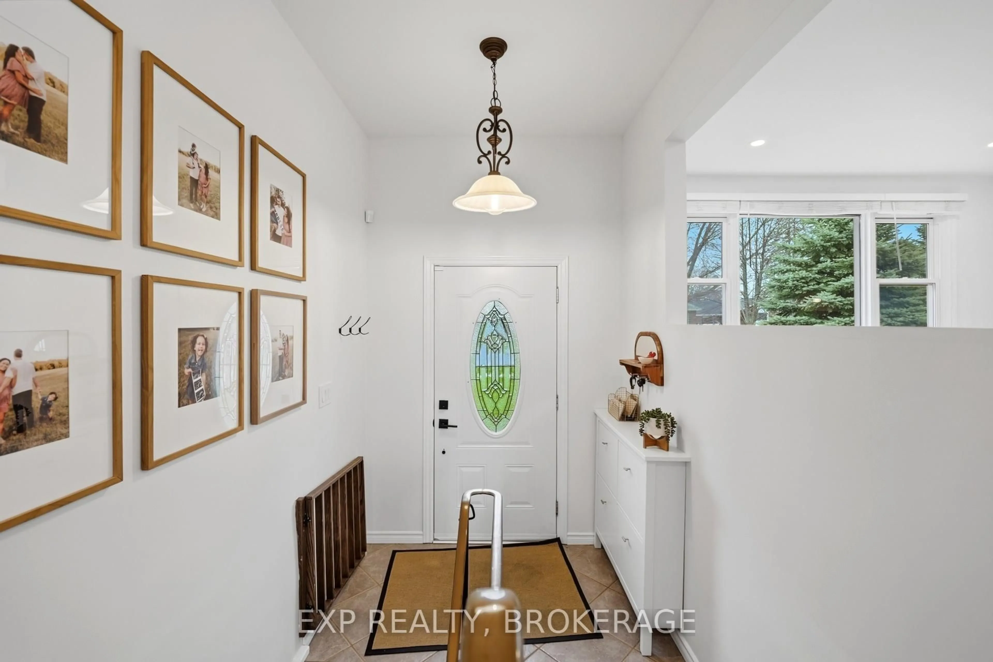 Indoor entryway for 789 Aylmer Cres, Kingston Ontario K7M 6E5