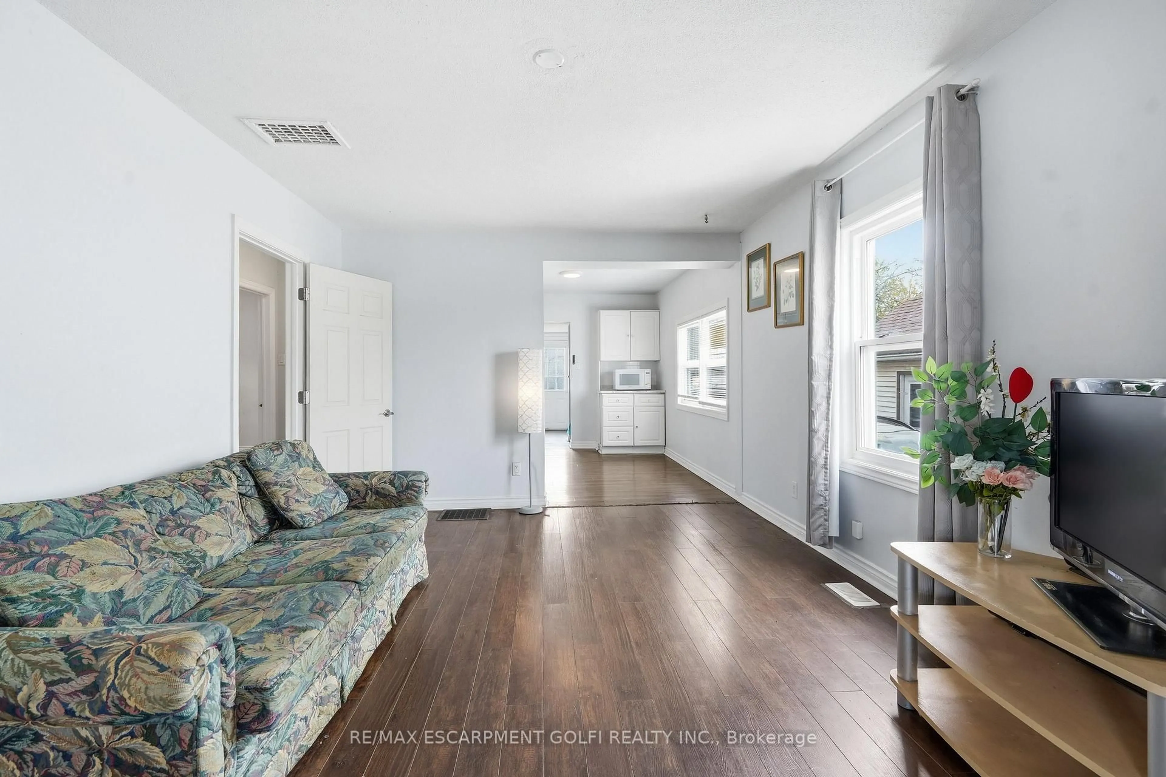 Indoor entryway for 5432 MCRAE St, Niagara Falls Ontario L2E 1R5