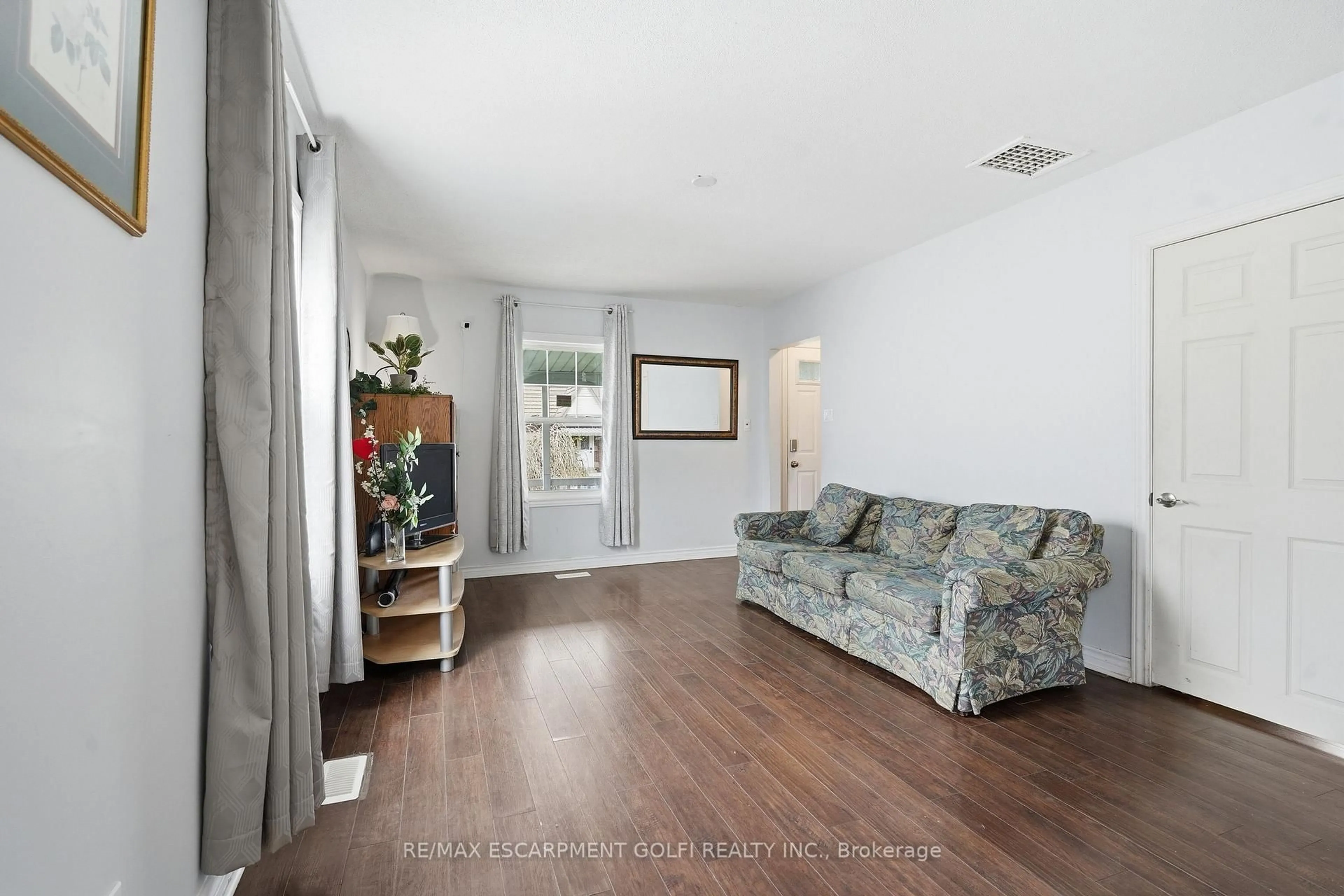 Living room with furniture, unknown for 5432 MCRAE St, Niagara Falls Ontario L2E 1R5