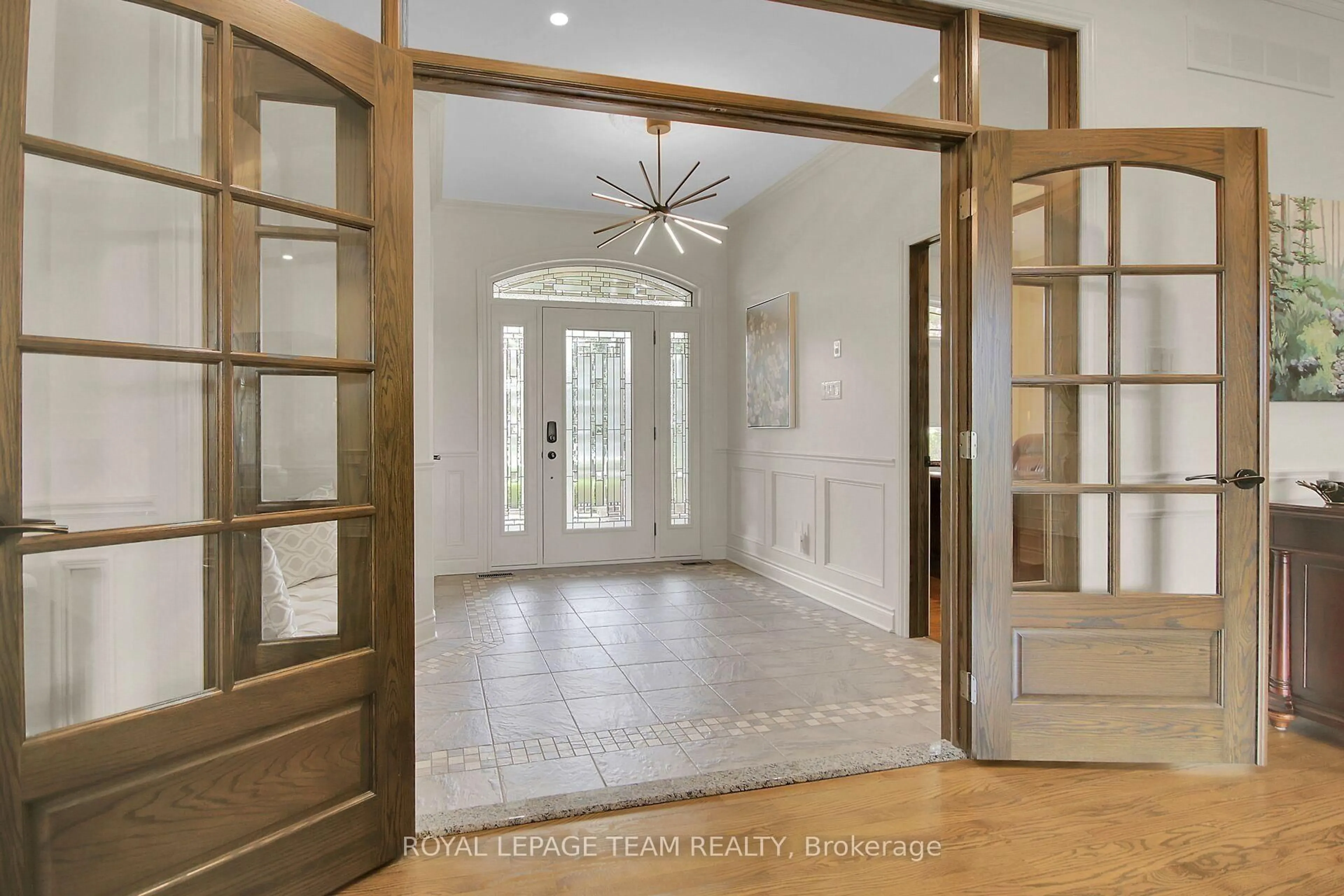 Indoor entryway for 5591 Manotick Main St, Ottawa Ontario K4M 1A4