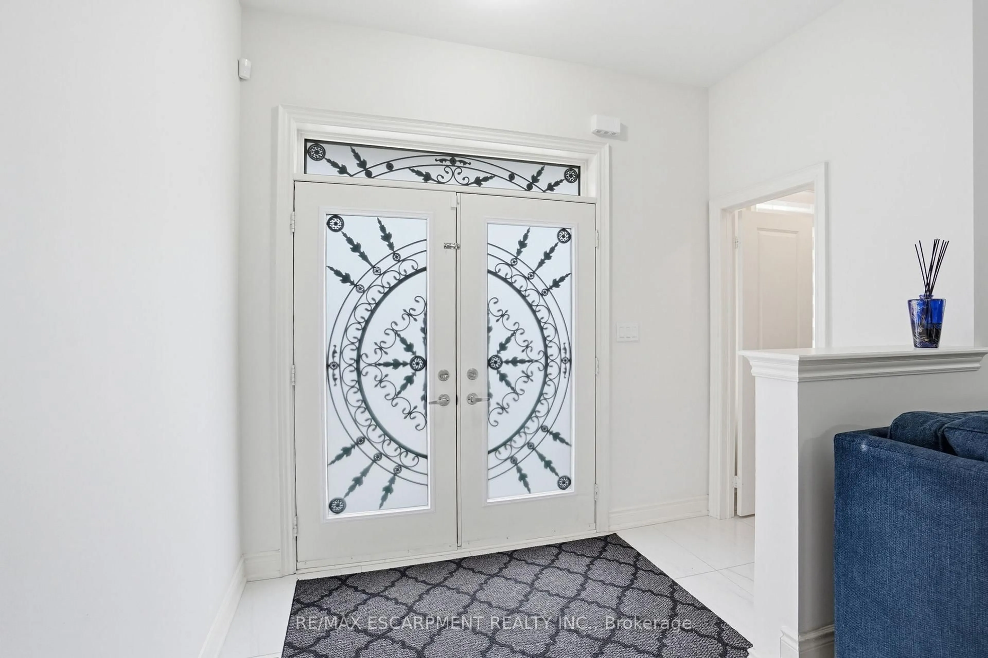 Indoor entryway for 7 GRIERSON Tr, Hamilton Ontario L8B 1Z7