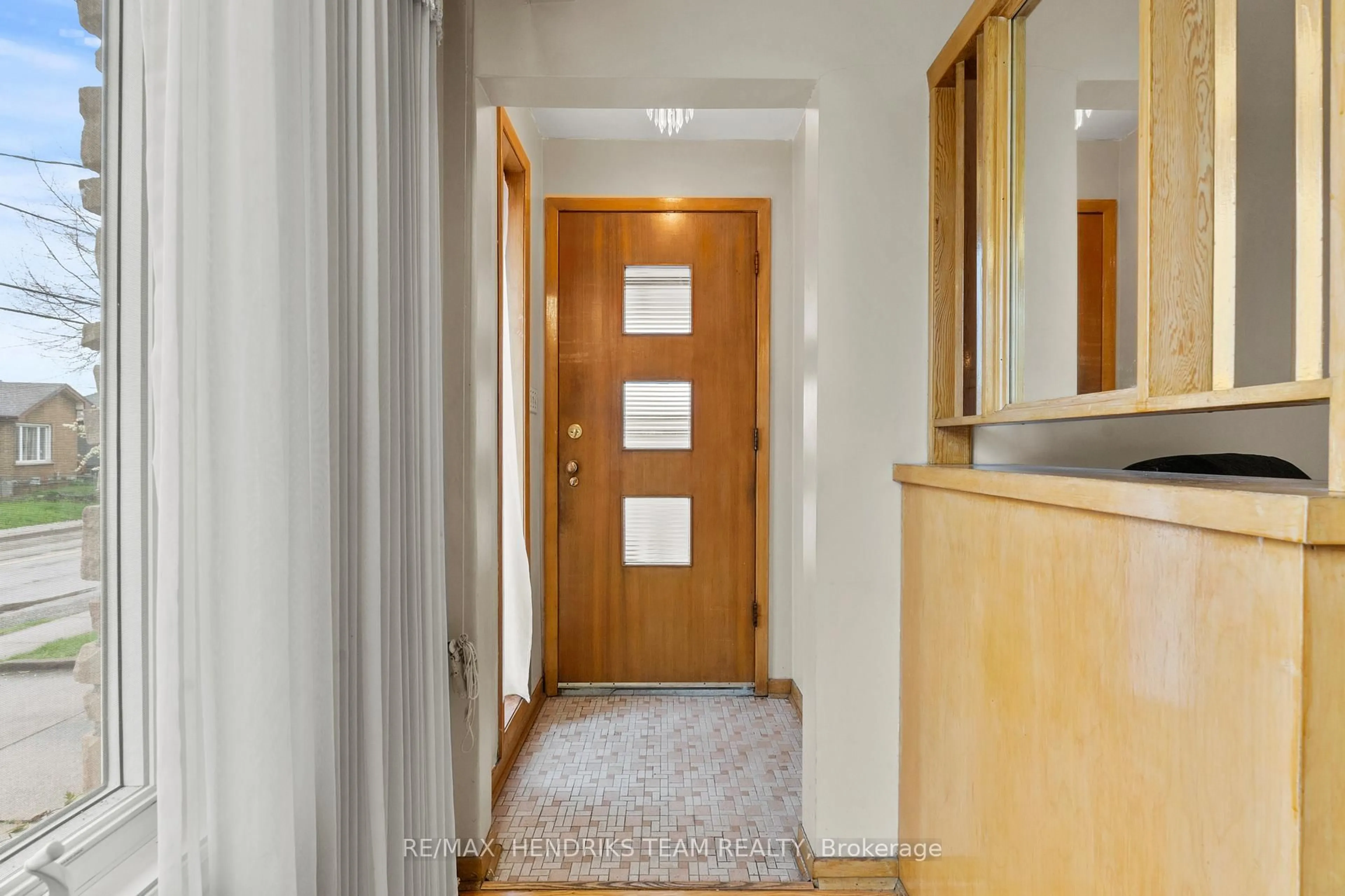 Indoor entryway for 247 Grantham Ave, St. Catharines Ontario L2M 4Z6