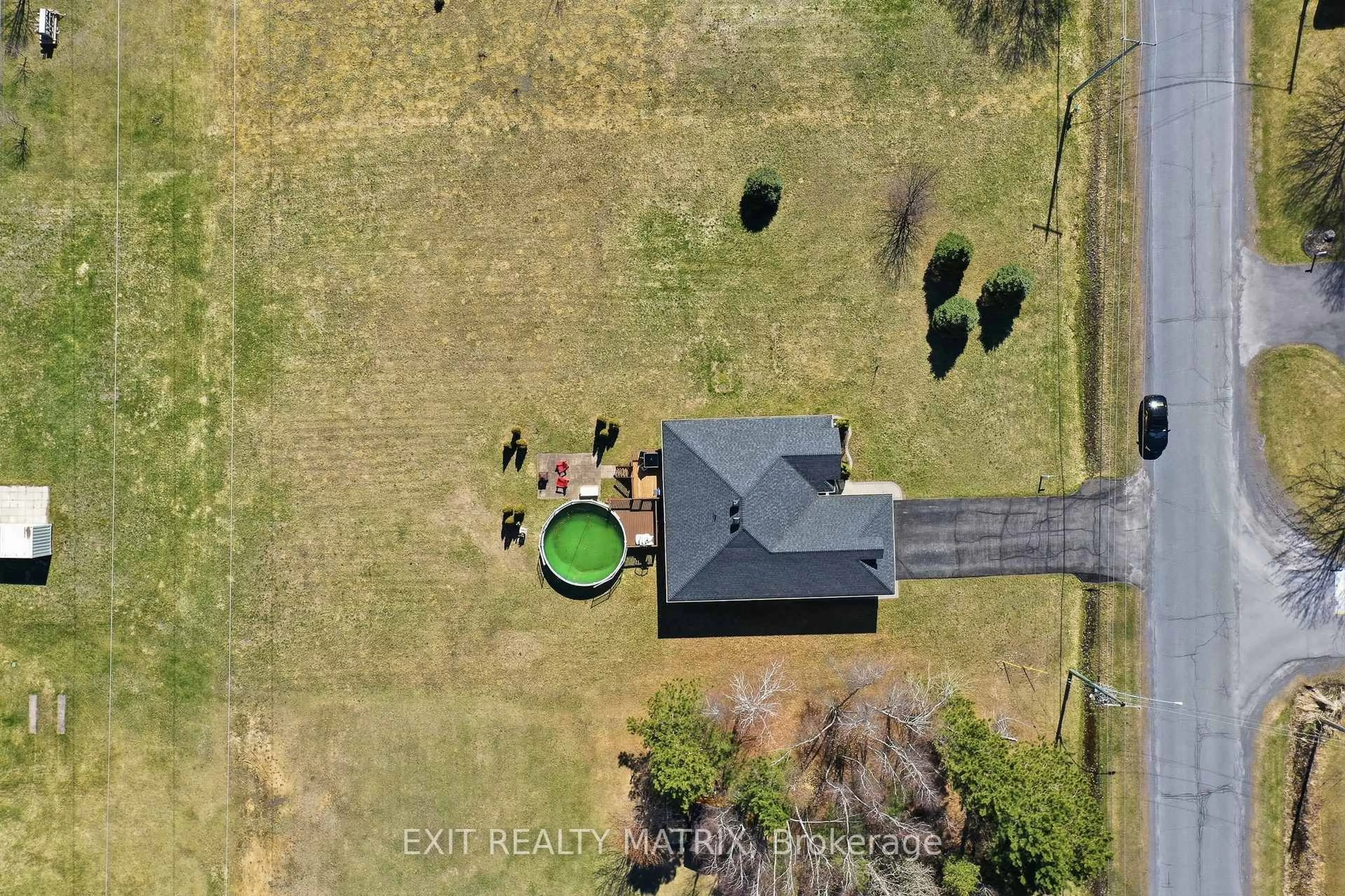 A pic from outside/outdoor area/front of a property/back of a property/a pic from drone, unknown for 2117 Lemery St, Clarence-Rockland Ontario K0A 1E0