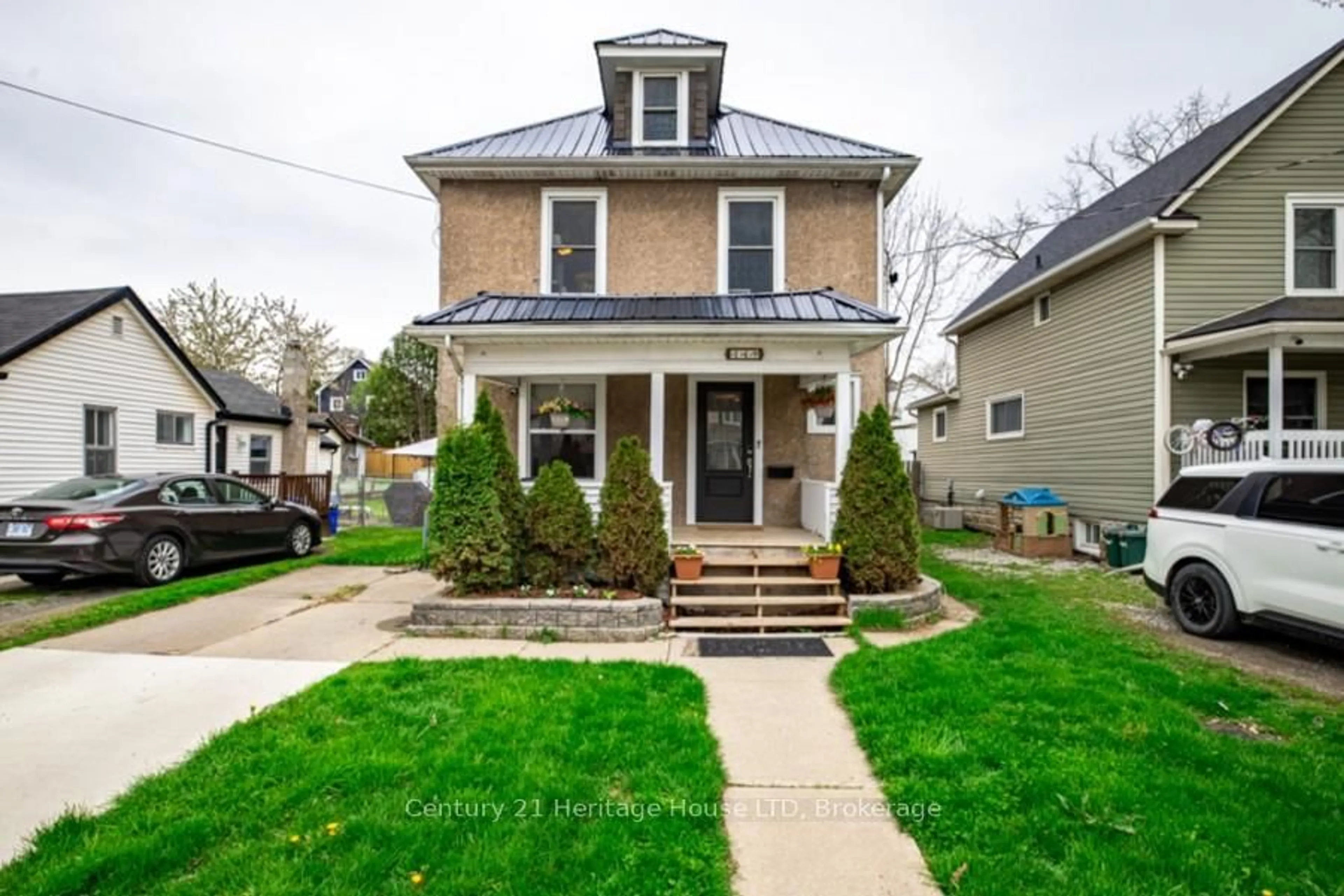 Home with vinyl exterior material, street for 149 Bald St, Welland Ontario L3C 5C5