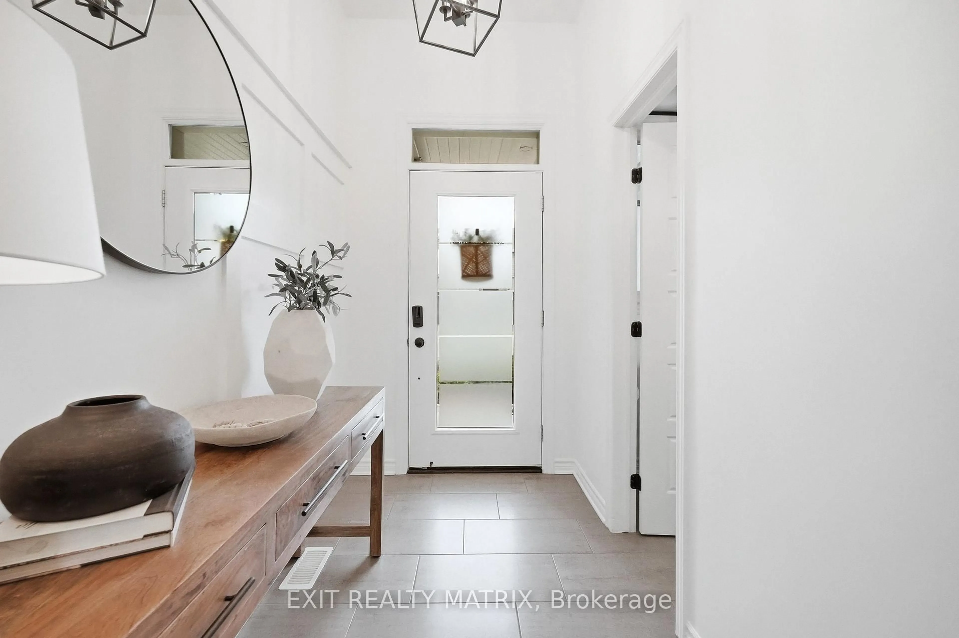Indoor entryway for 553 Jackdaw Ave, Ottawa Ontario K2J 6N1