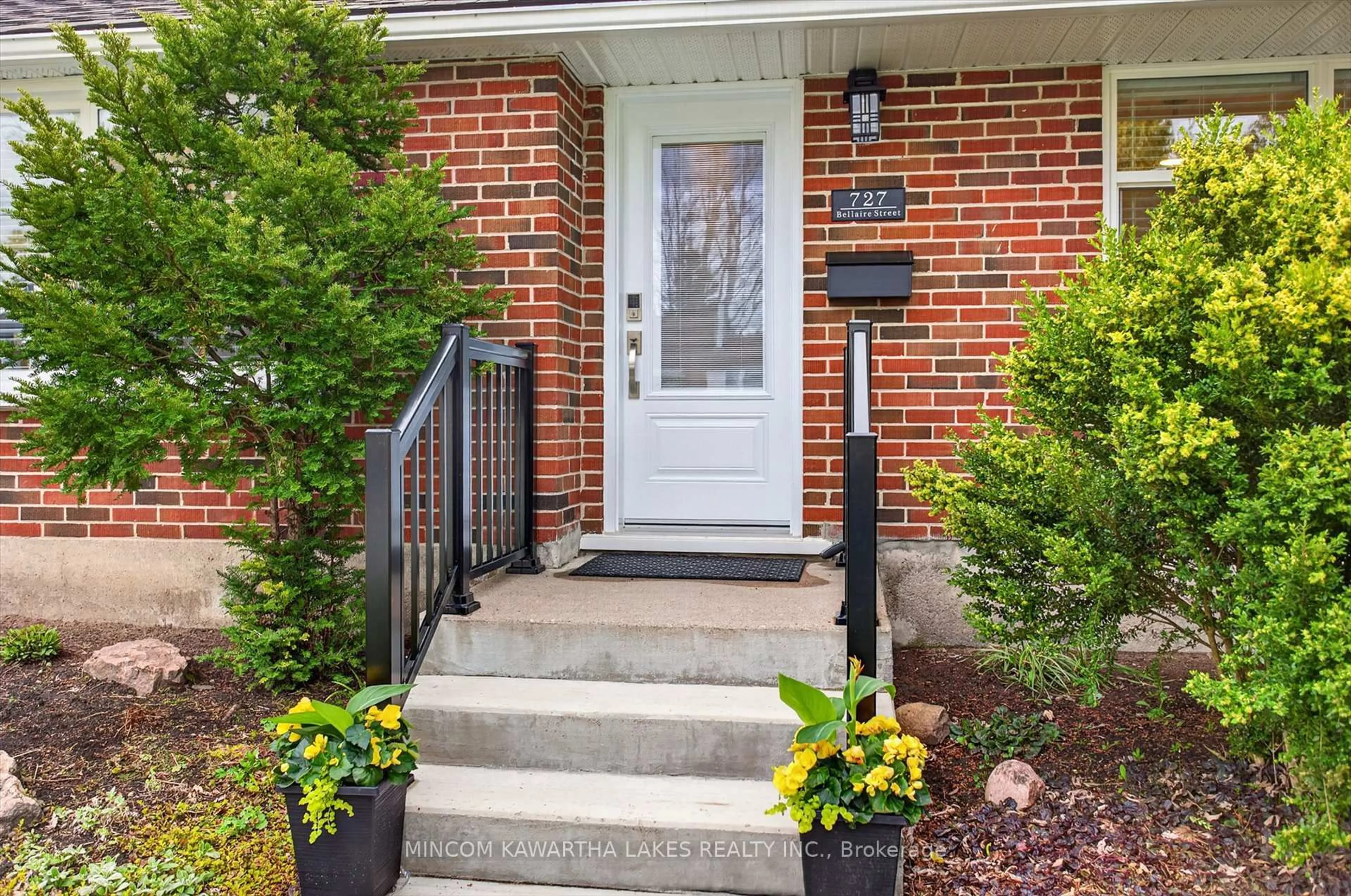 Indoor entryway for 727 Bellaire St, Peterborough Ontario K9J 3Y7