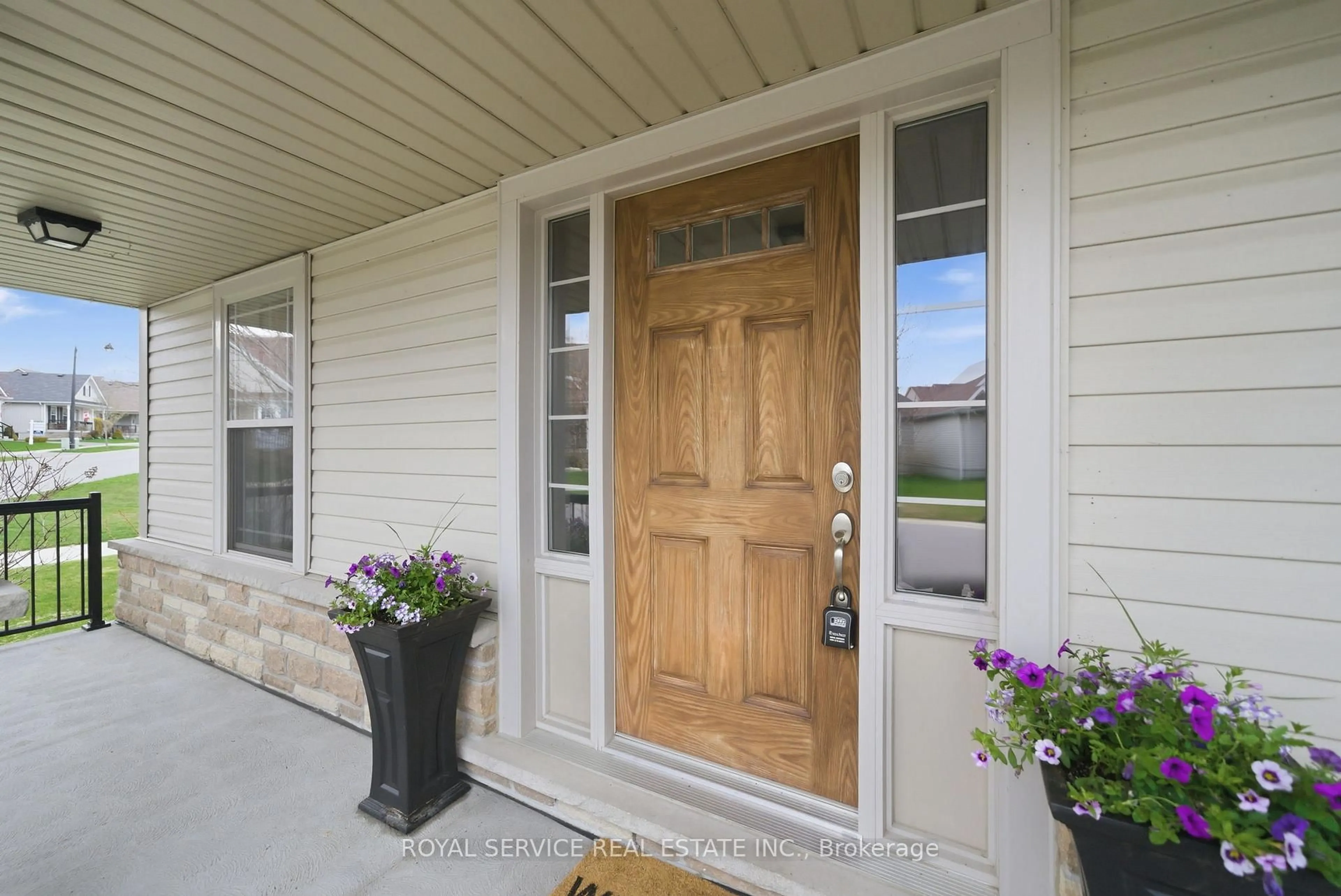 Indoor entryway for 2 Bigwood Cres, Port Hope Ontario L1A 0A4