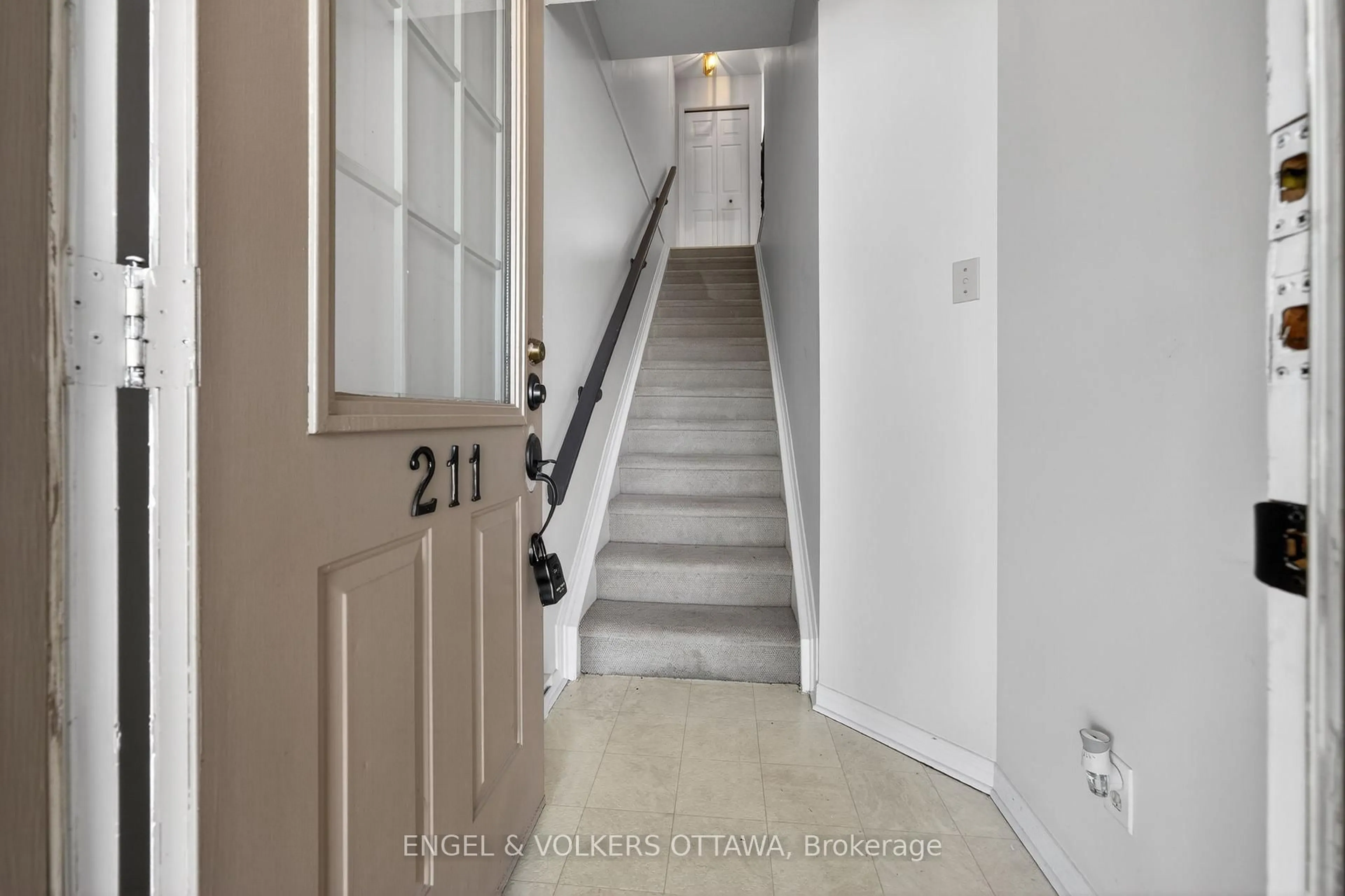 Unknown for 211 Briston Private, Ottawa Ontario K1G 5R5