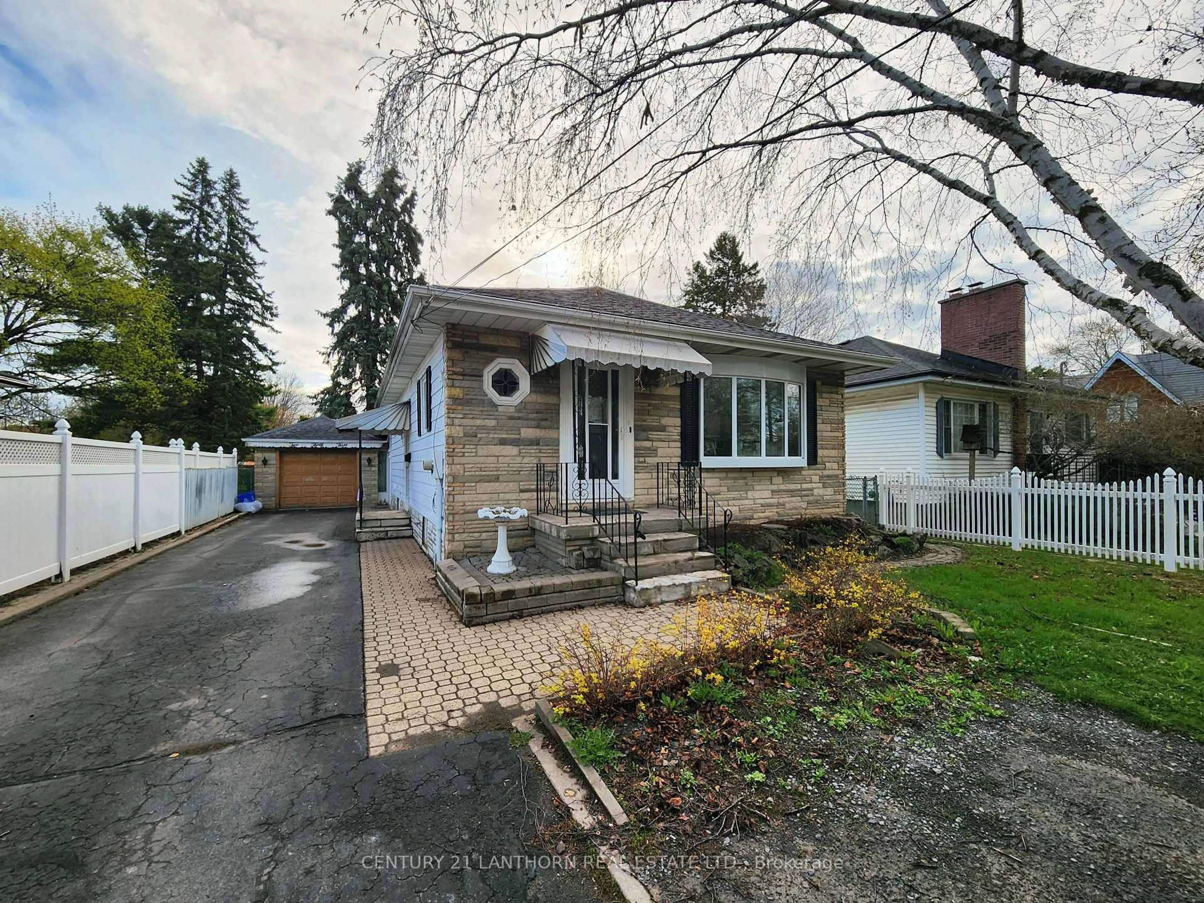 A pic from outside/outdoor area/front of a property/back of a property/a pic from drone, street for 233 Herchimer Ave, Belleville Ontario K8N 4H1