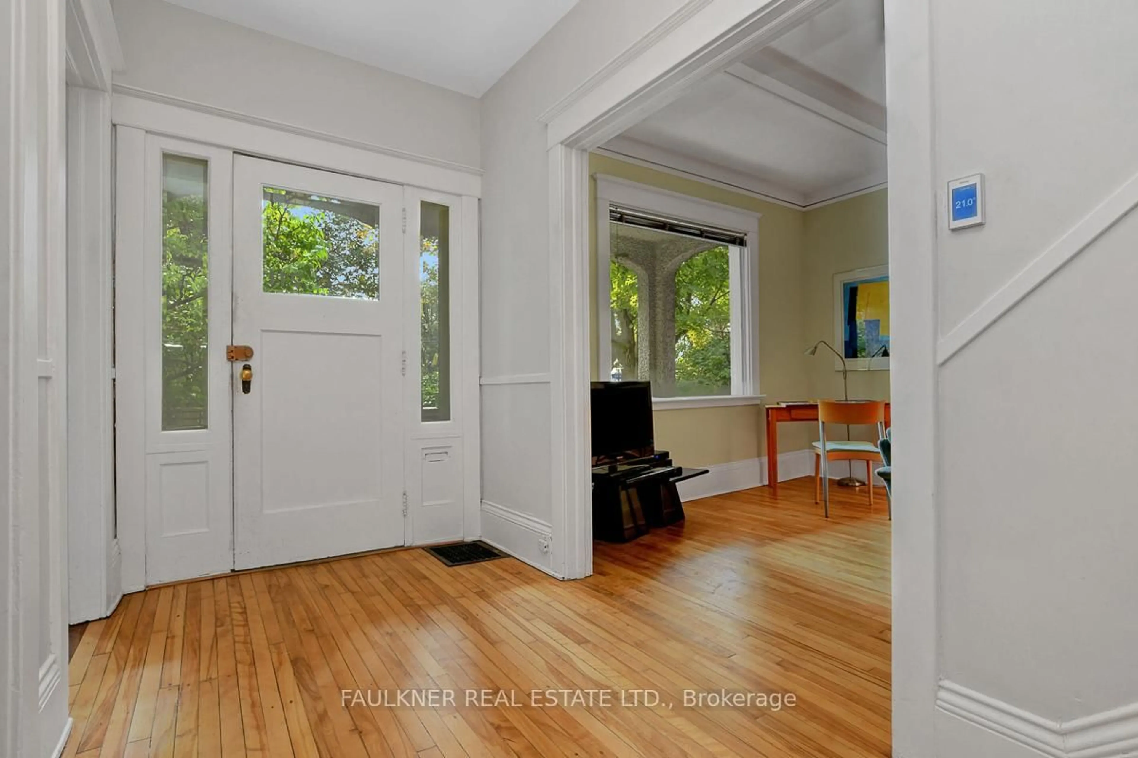 Indoor entryway for 211 Sunnyside Ave, Ottawa Ontario K1S 0R4