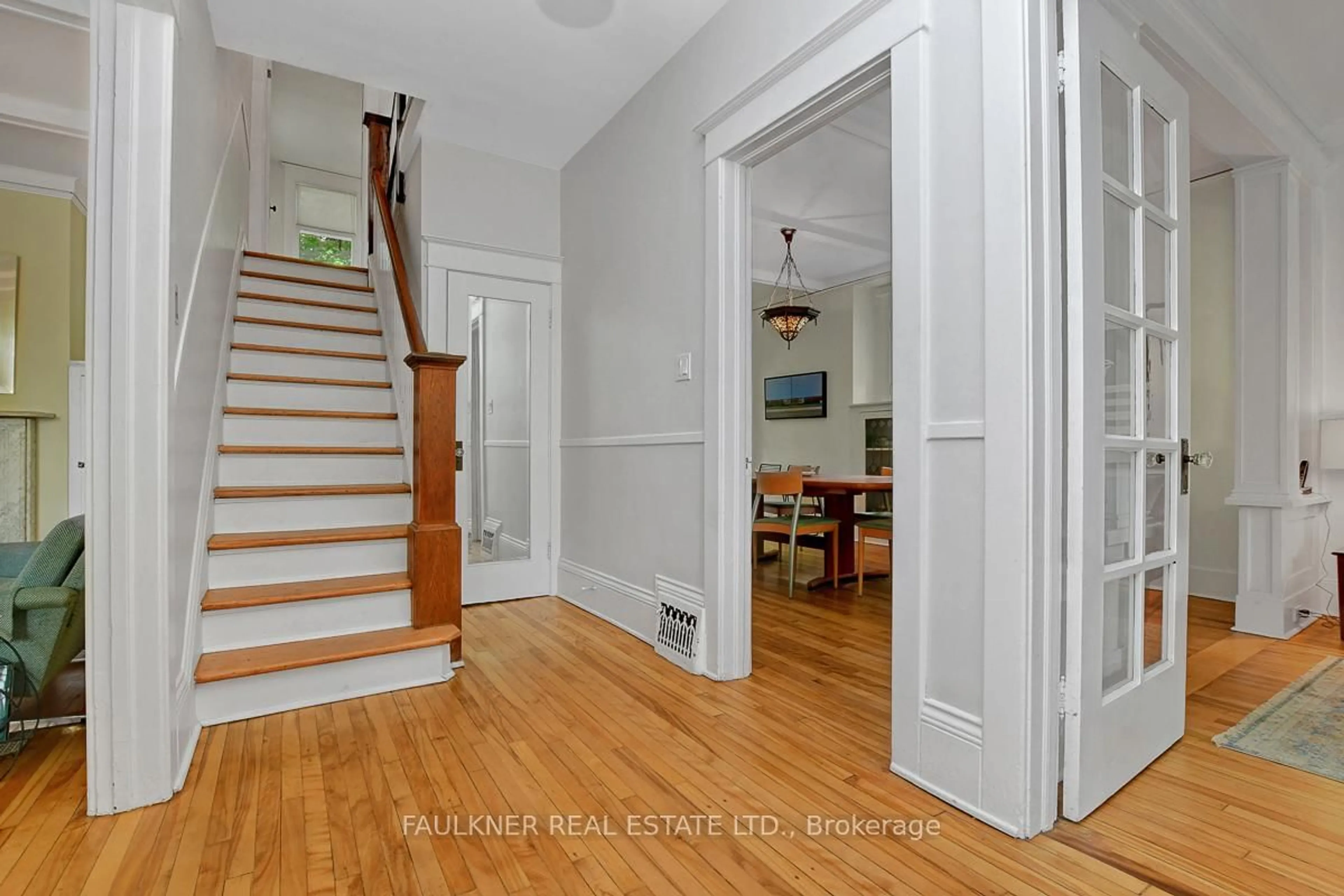 Indoor entryway for 211 Sunnyside Ave, Ottawa Ontario K1S 0R4